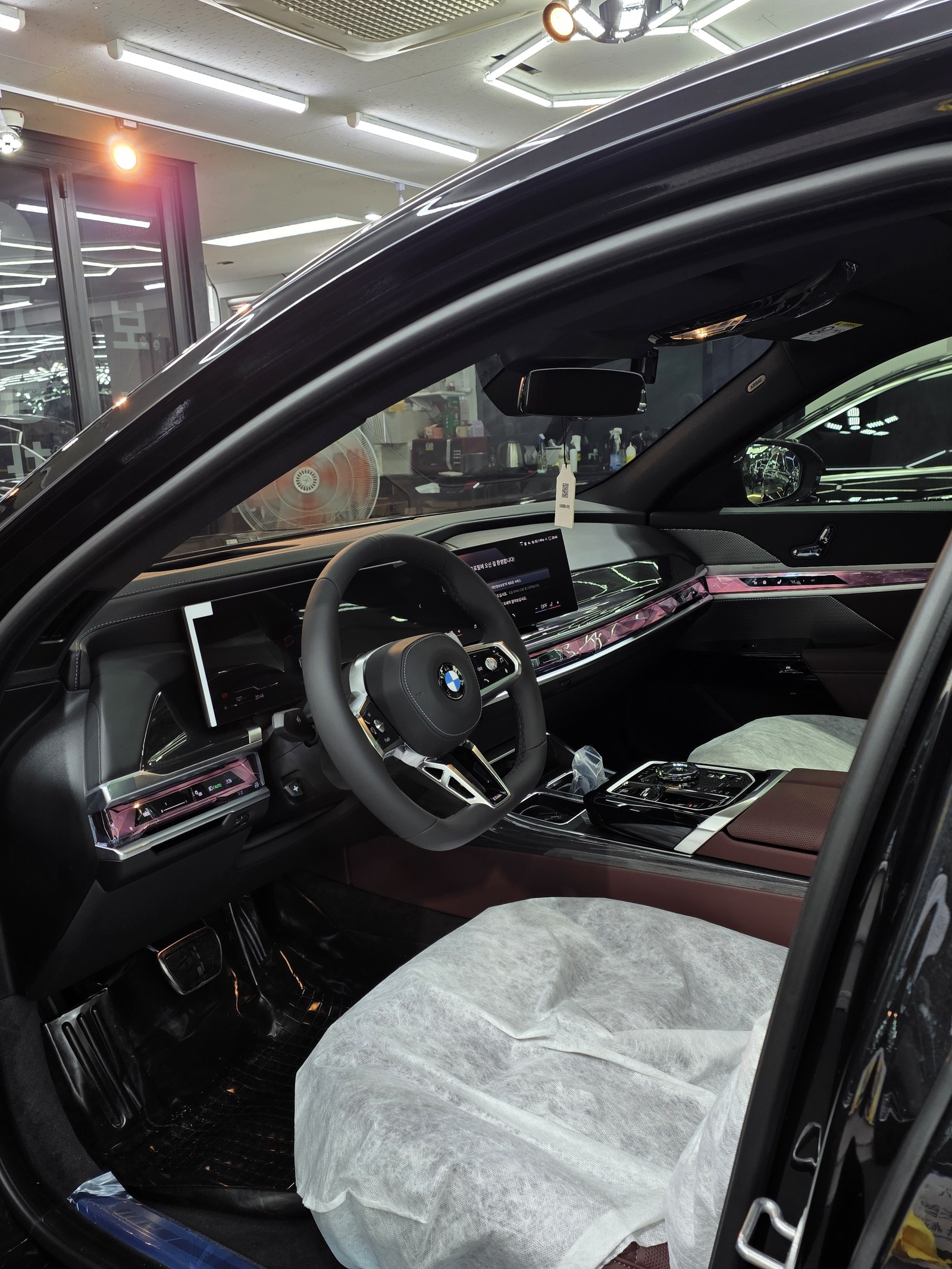 BMW 740d 신차 운전석 실내 - 부산 쉴드광택 출고 전 관리