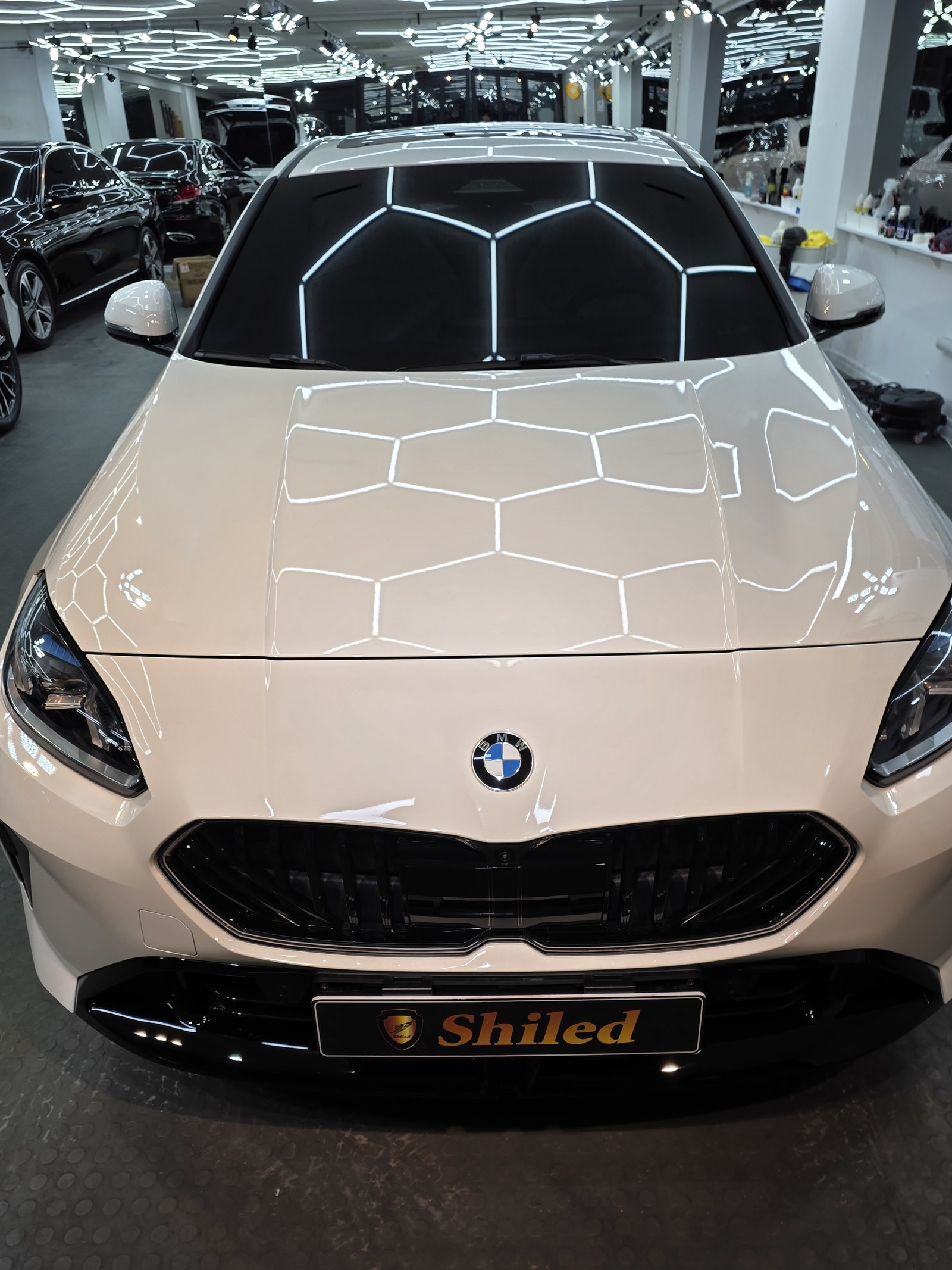 BMW 120 백색 보닛 광택 - G-PRO 코팅 후 반사