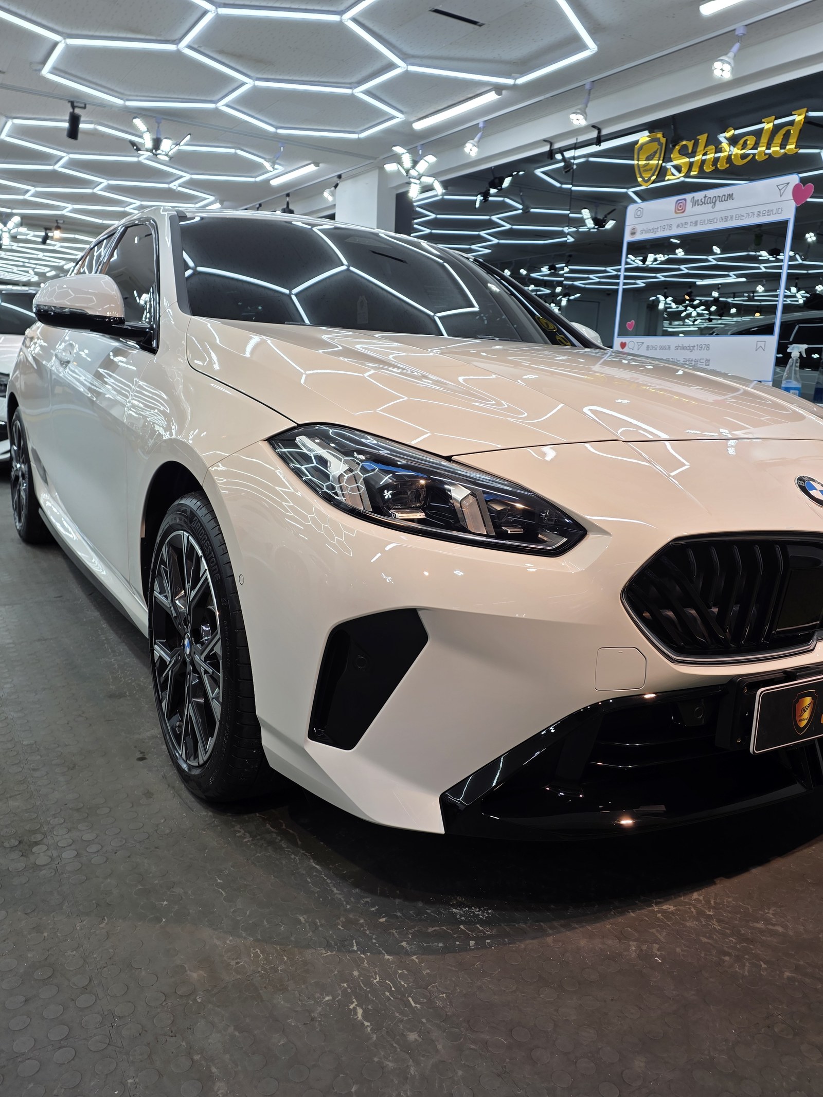 BMW 120 백색 전측면 휠 - 부산 유리막코팅
