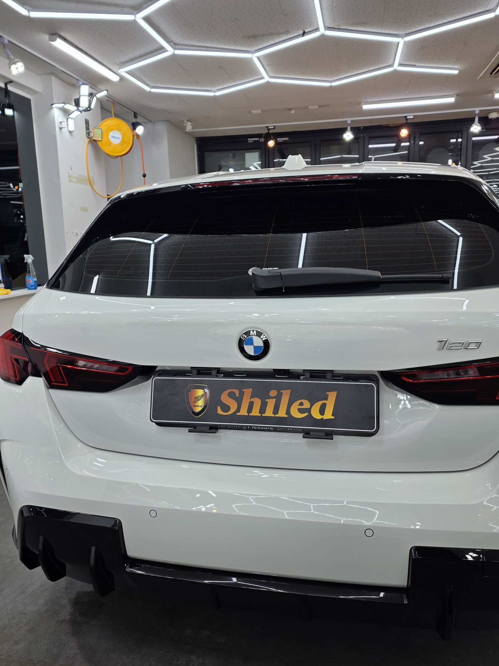 BMW 120 백색 후면 트렁크 - 부산 유리막코팅