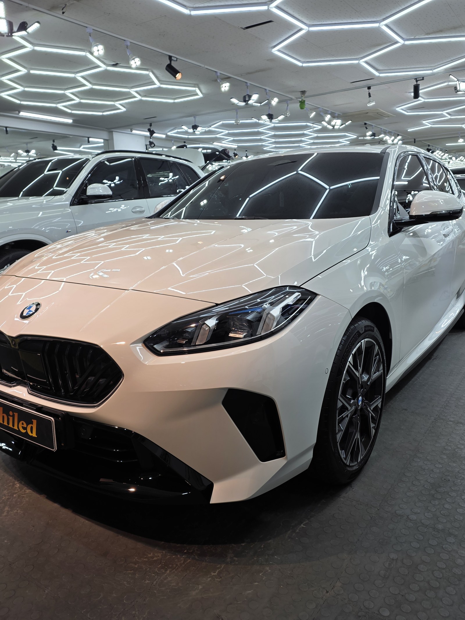 BMW 120 백색 전면 헤드라이트 클로즈업 - 부산 쉴드광택