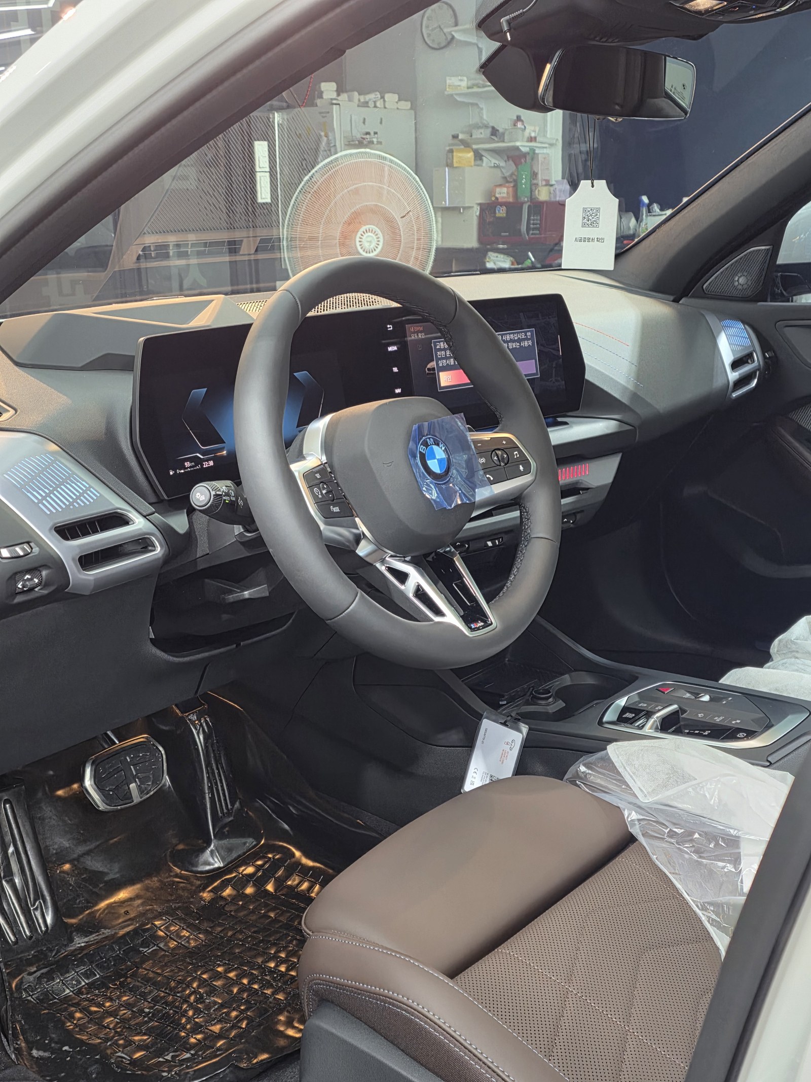 BMW 120 신차 실내 스티어링 휠 - 출고 전 보호 비닐