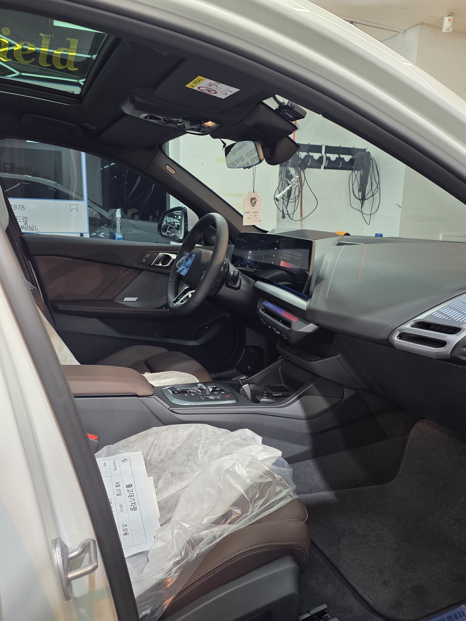 BMW 120 신차 실내 대시보드 - 출고대기차량 안내표