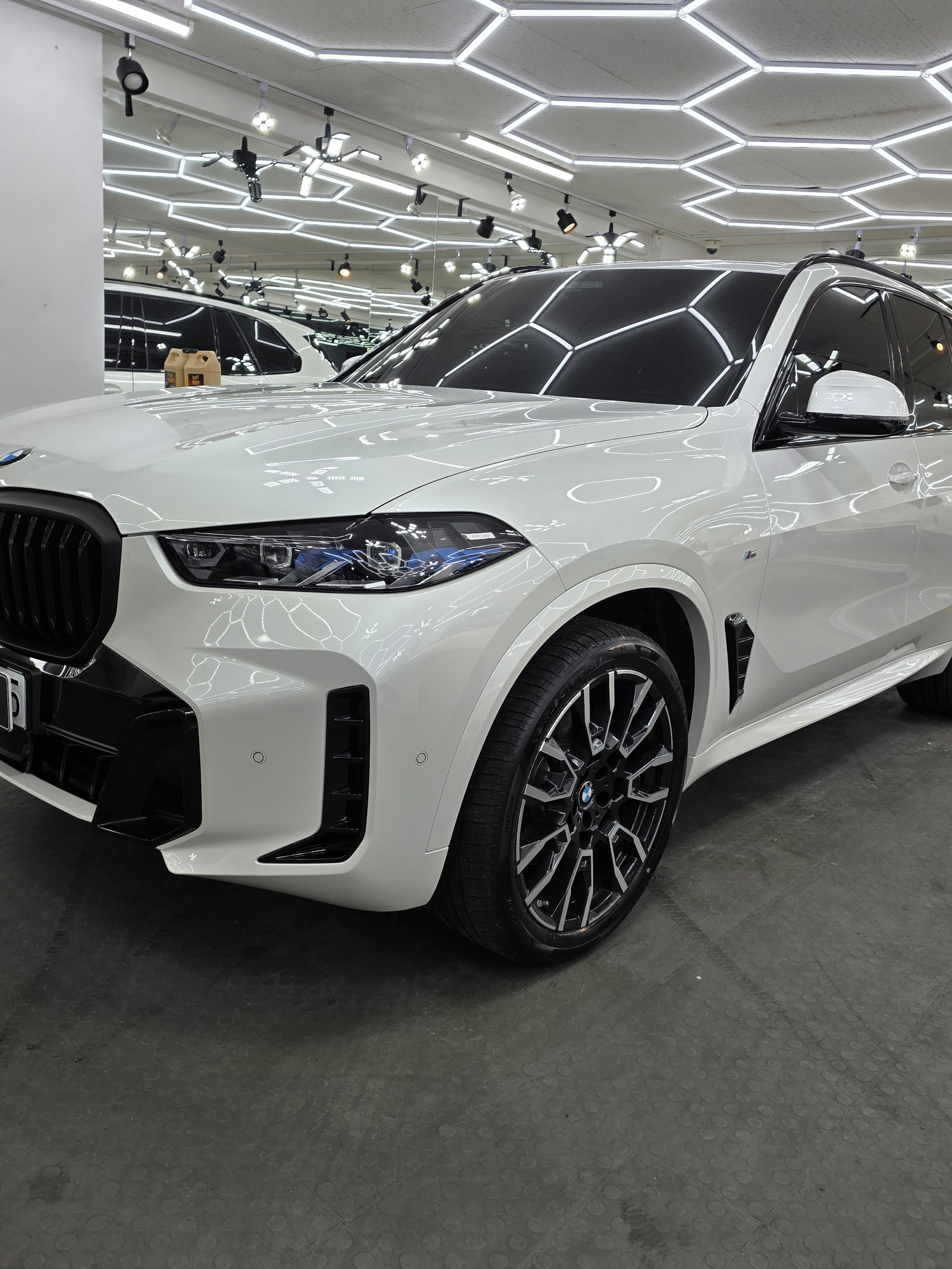BMW X5 백색 신차 전측면 - 부산 유리막코팅 F5