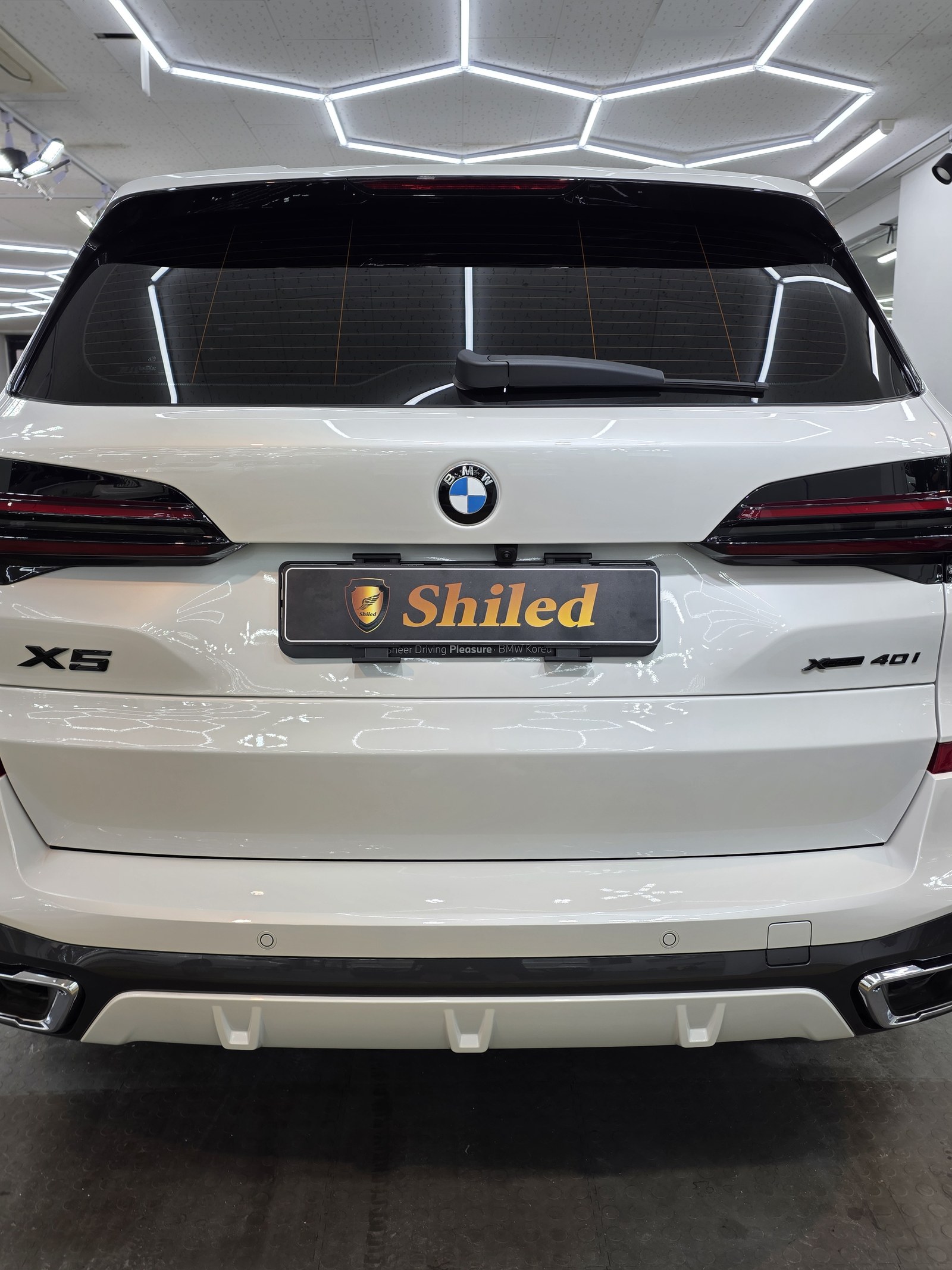 BMW X5 백색 신차 후면 - 부산 쉴드광택 신차코팅