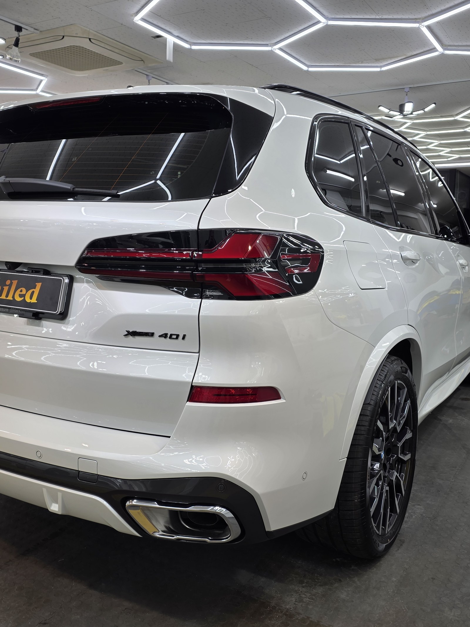 BMW X5 백색 신차 후측면 테일램프 - 부산 유리막코팅