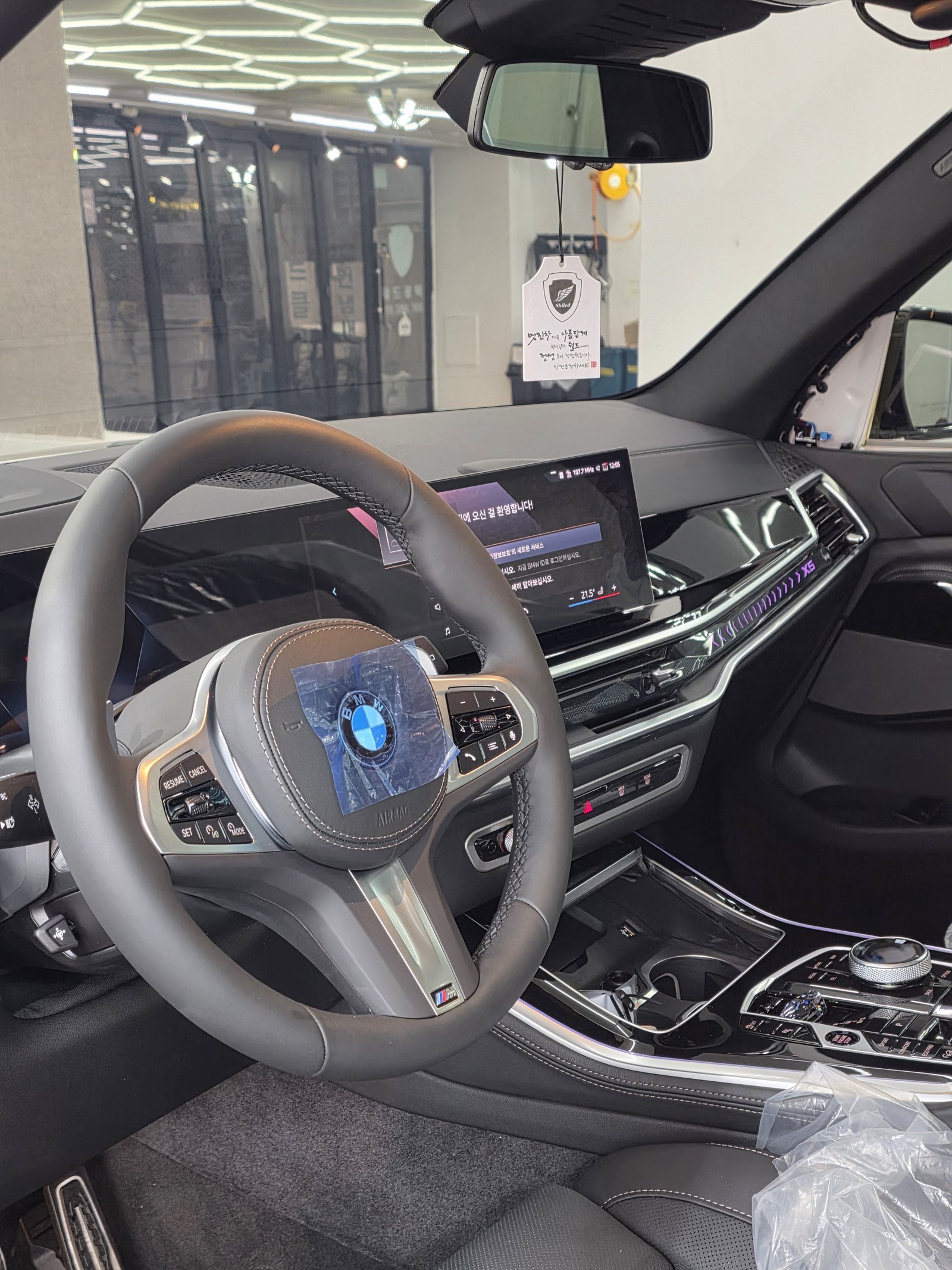 BMW X5 신차 실내 스티어링 휠 - 출고 전 컨디션