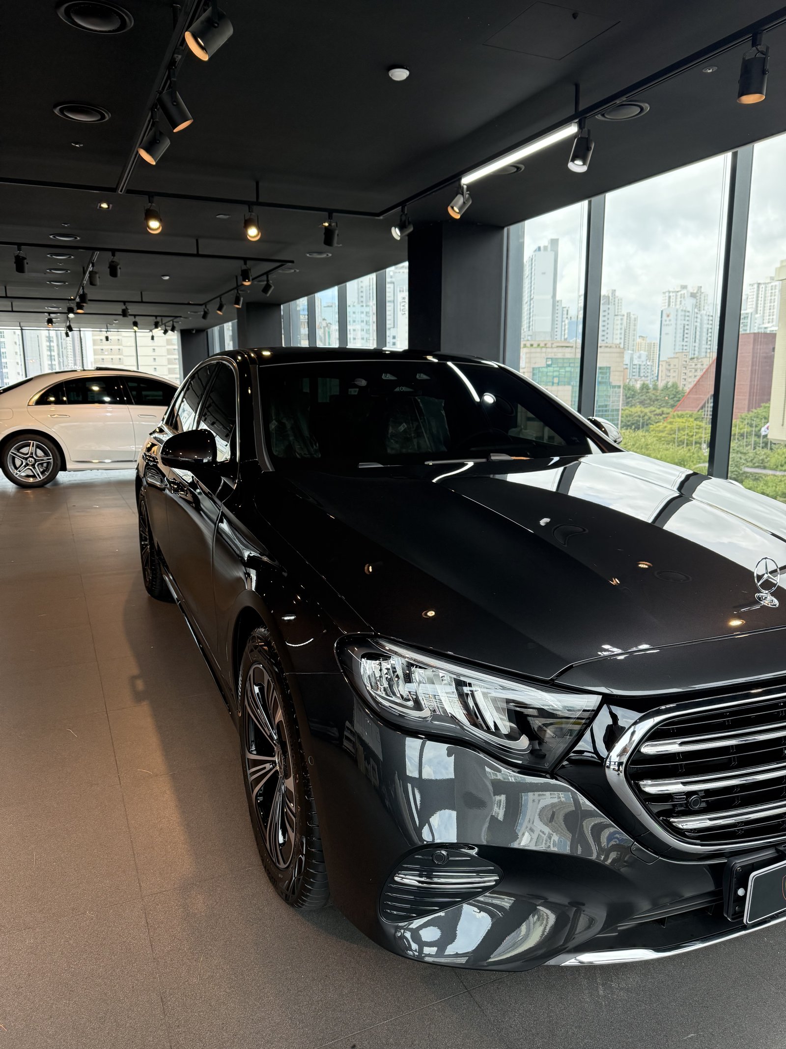 벤츠 E200 그레이 신차 라디에이터 그릴 클로즈업 - 부산 유리막코팅