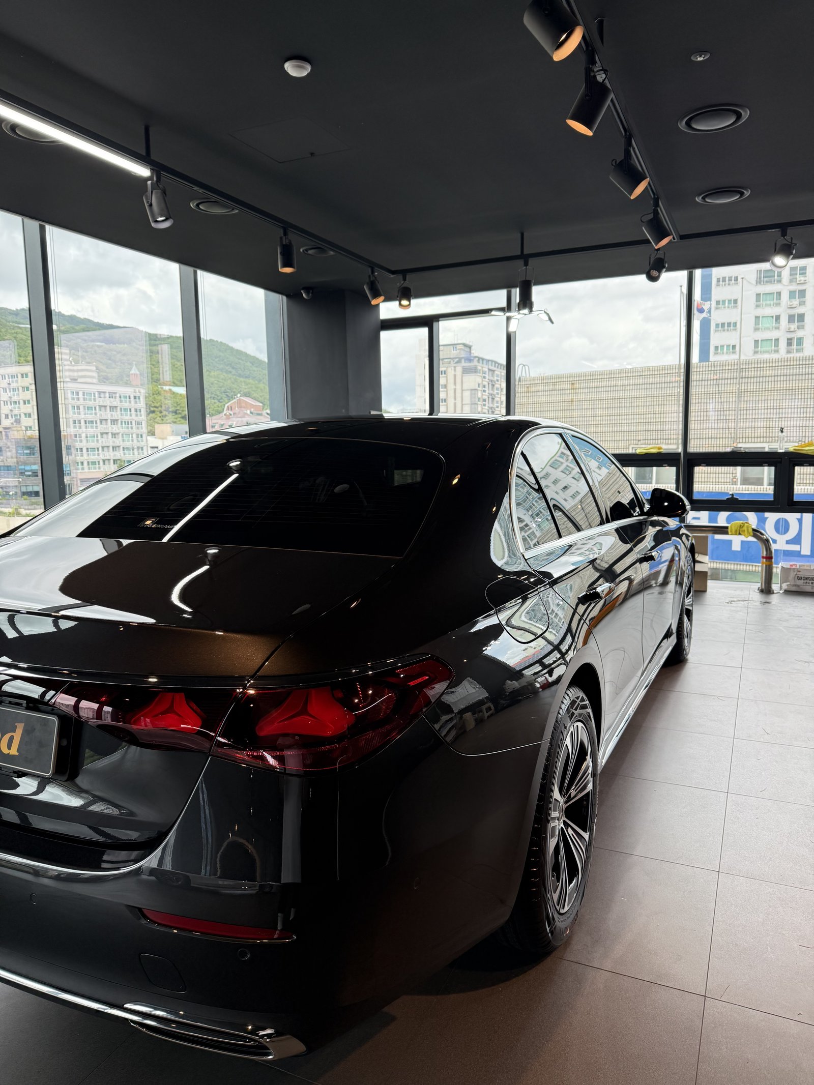 벤츠 E200 그레이 신차 측면 3/4 - 부산 쉴드광택 신차코팅