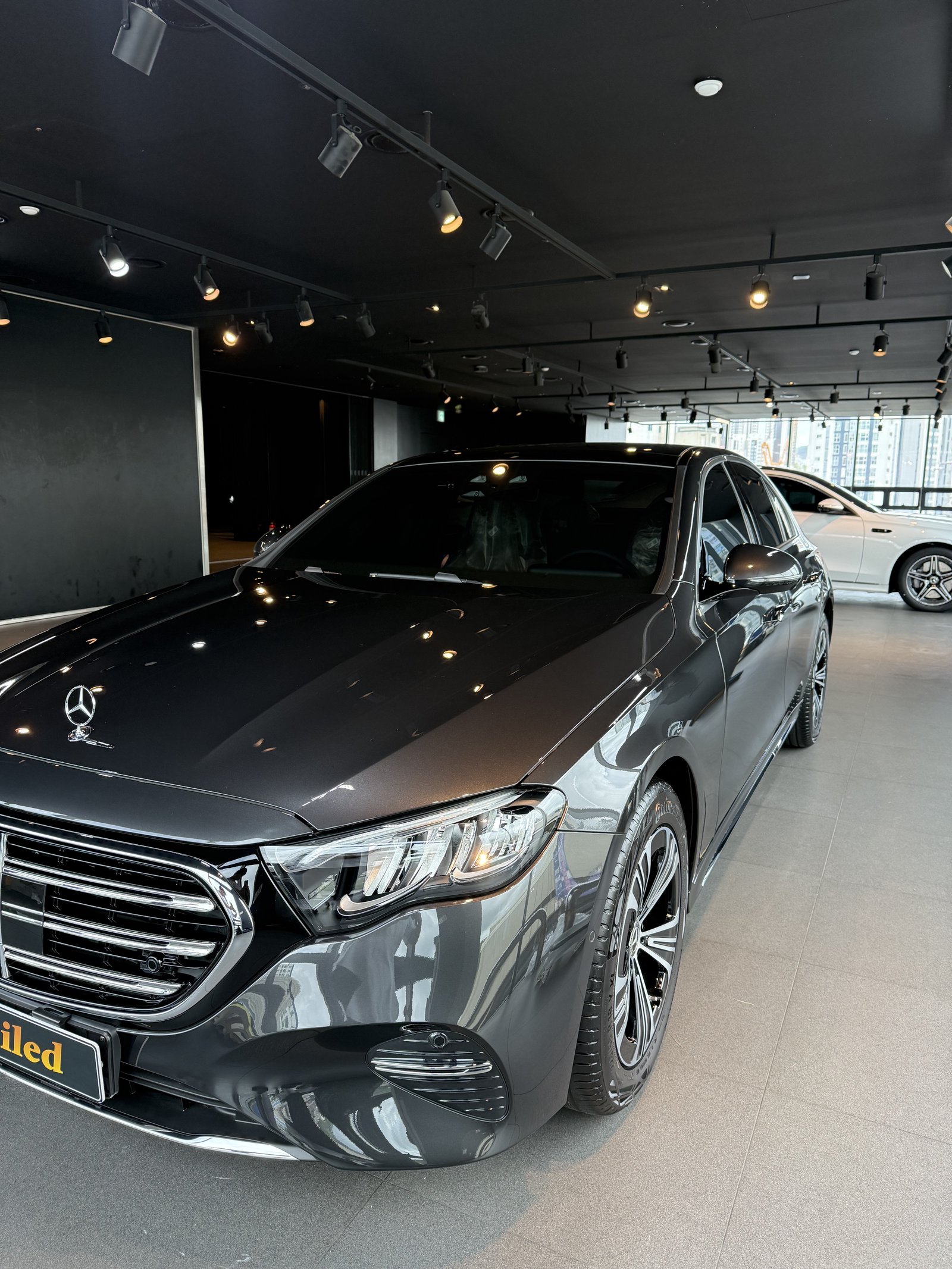 벤츠 E200 그레이 신차 전측면 앵글 - 부산 유리막코팅