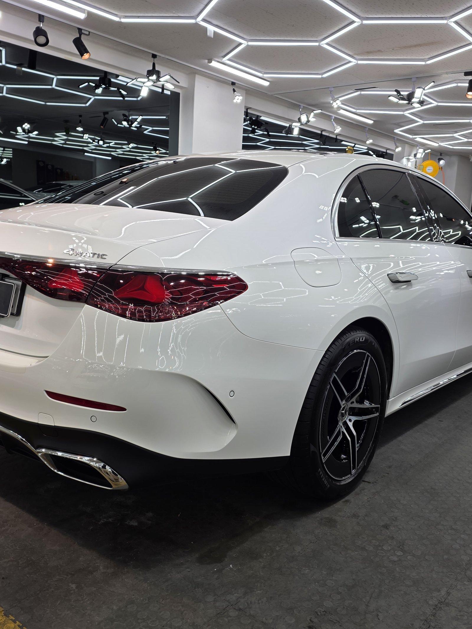 벤츠 E300 백색 후측면 - 부산 광택 후 반사