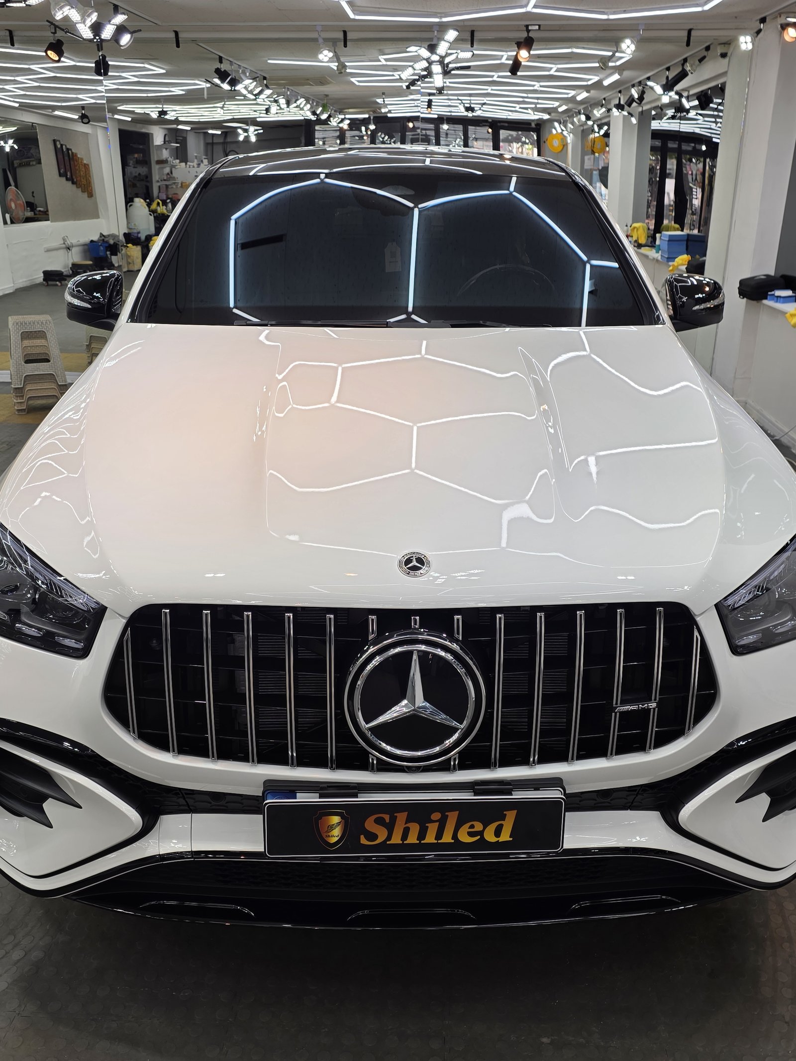 벤츠 GLE450 백색 신차 AMG 다이아몬드 그릴 클로즈업 - 부산 유리막코팅