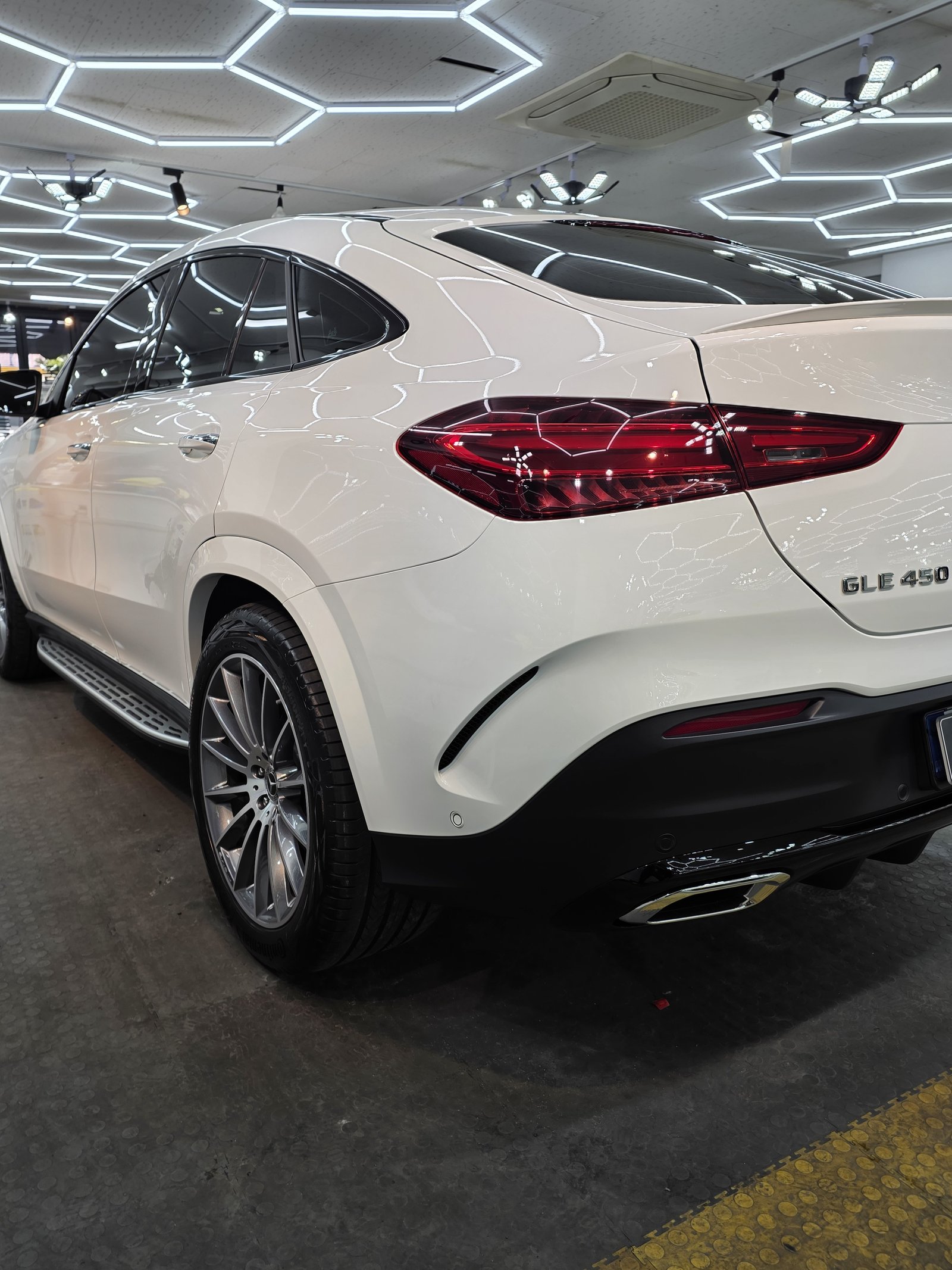 벤츠 GLE450 백색 신차 후측면 슬로프 루프라인 - 부산 쉴드광택 신차코팅
