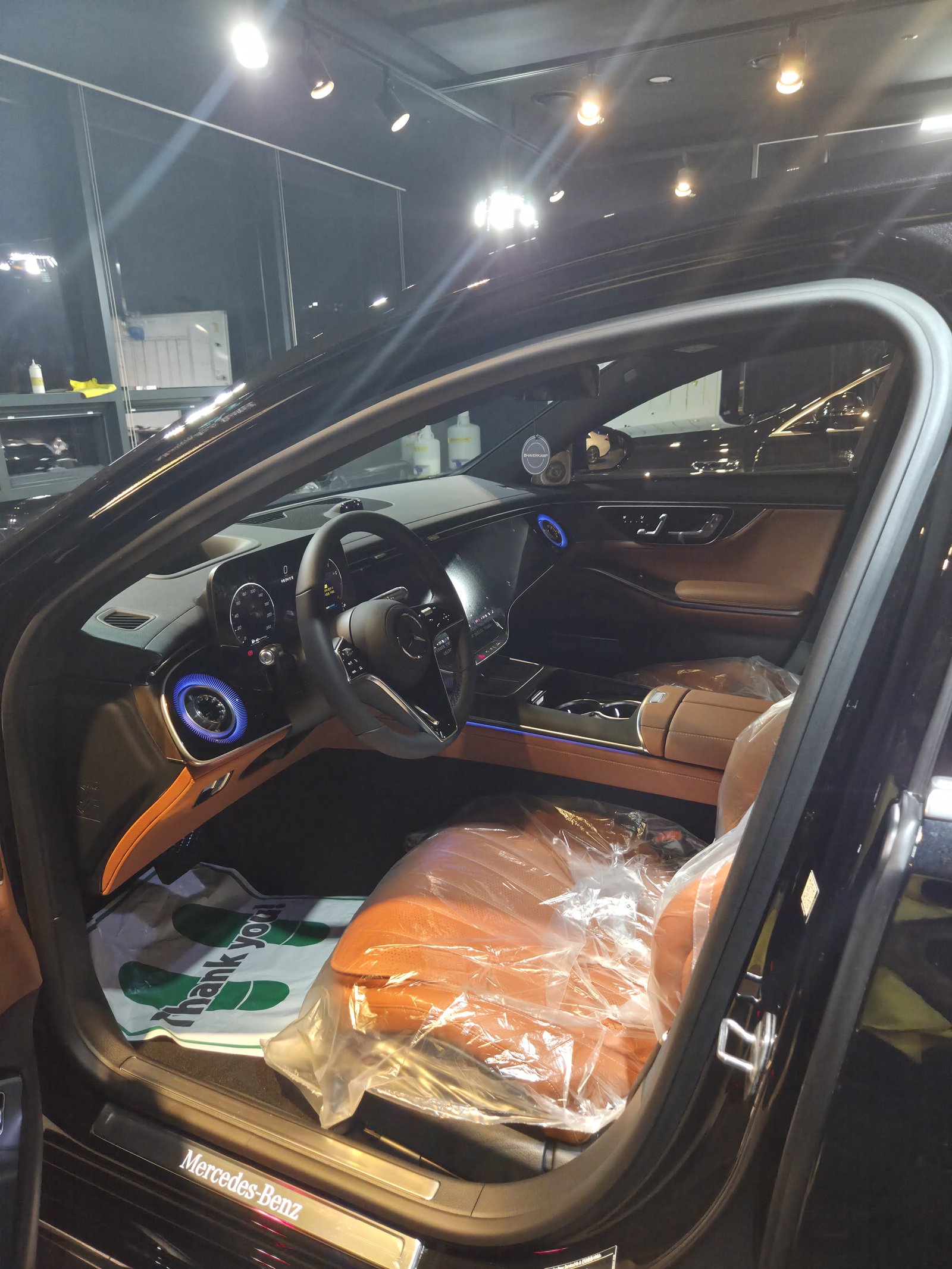 벤츠 S450 신차 실내 코냑 가죽과 앰비언트 라이트 - 출고 전 컨디션