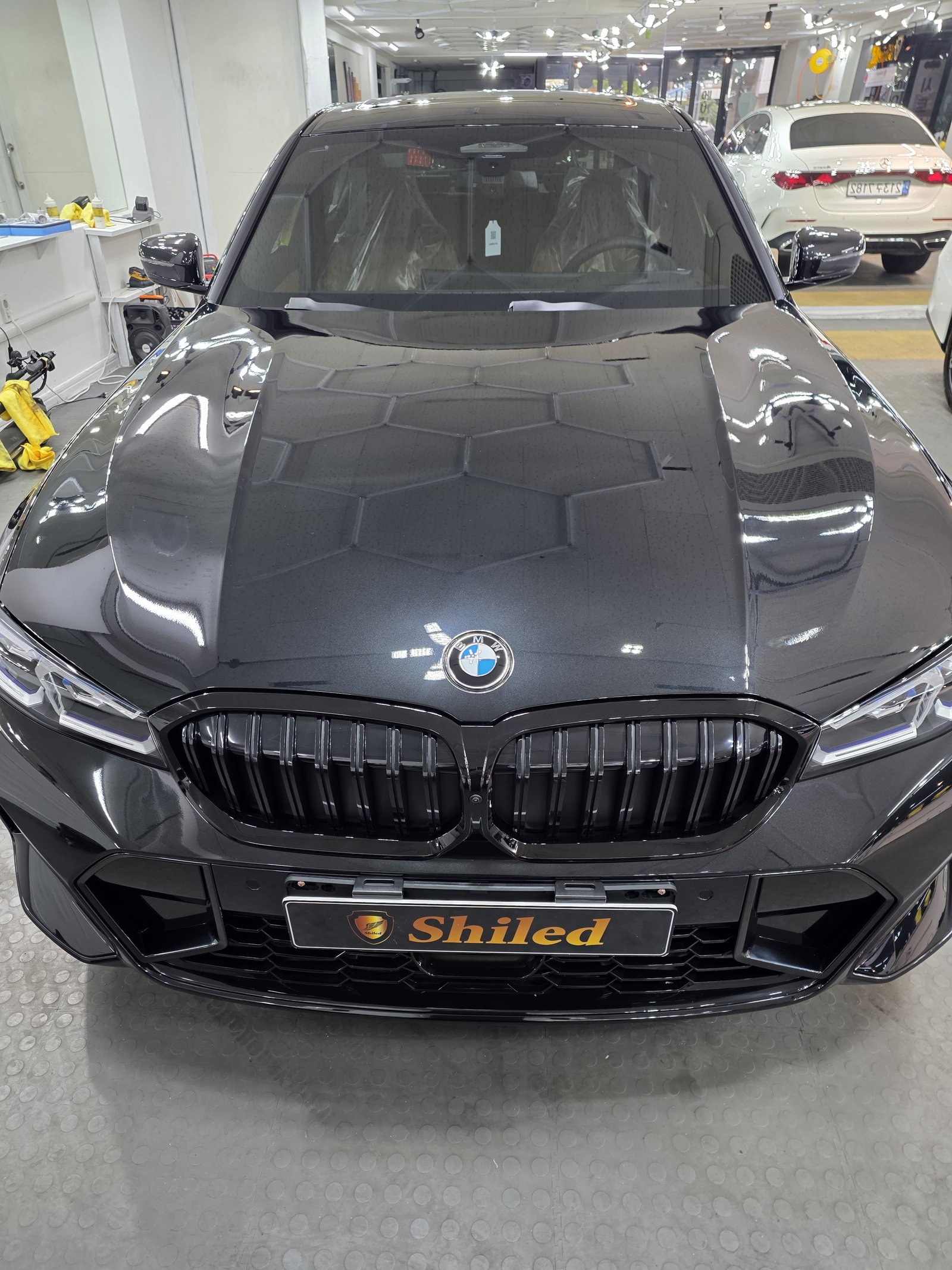 BMW 320i 검정 신차 키드니 그릴 클로즈업 - 부산 유리막코팅
