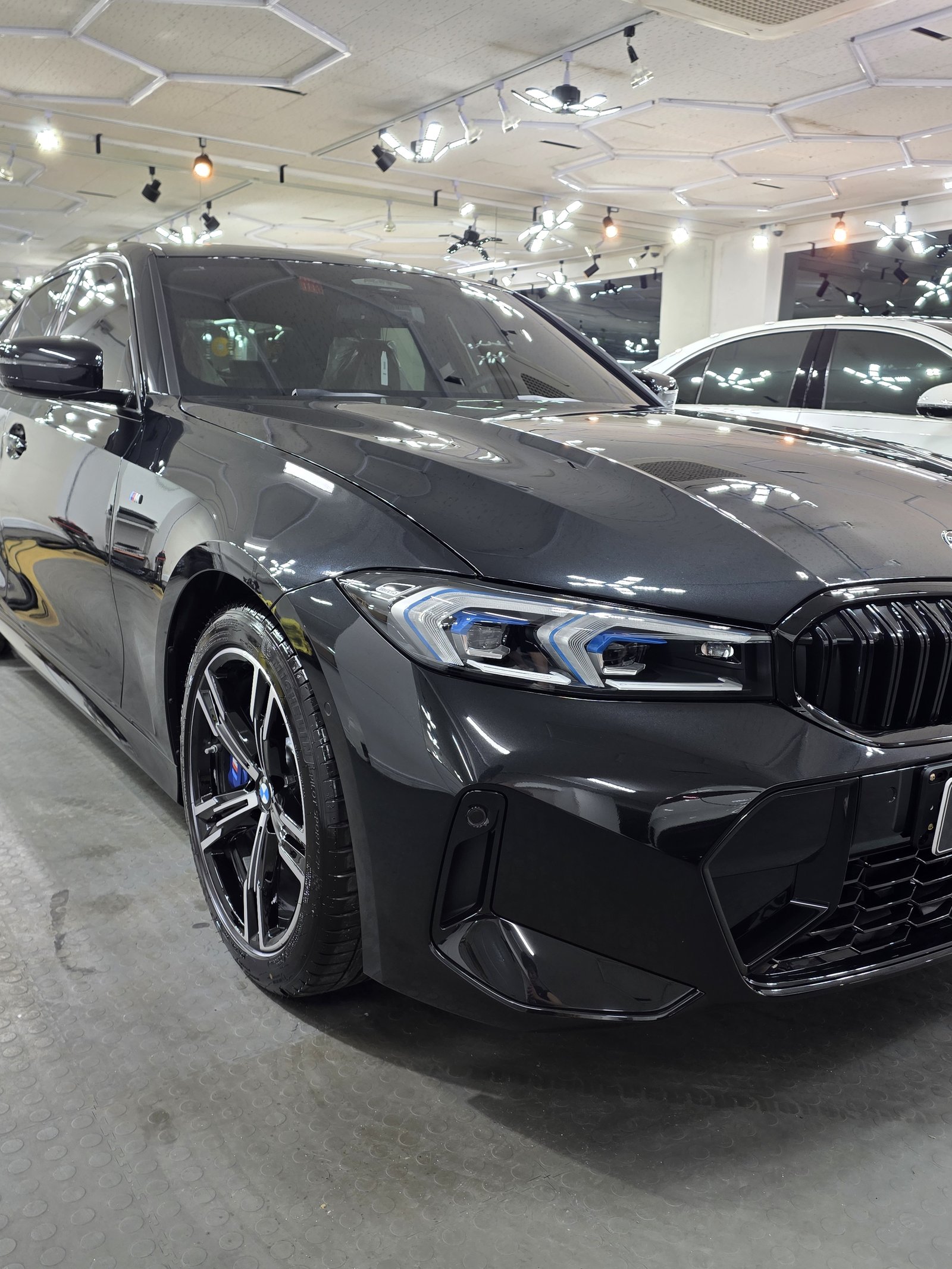 BMW 320i 검정 신차 측면 액션샷 - 부산 쉴드광택 신차코팅