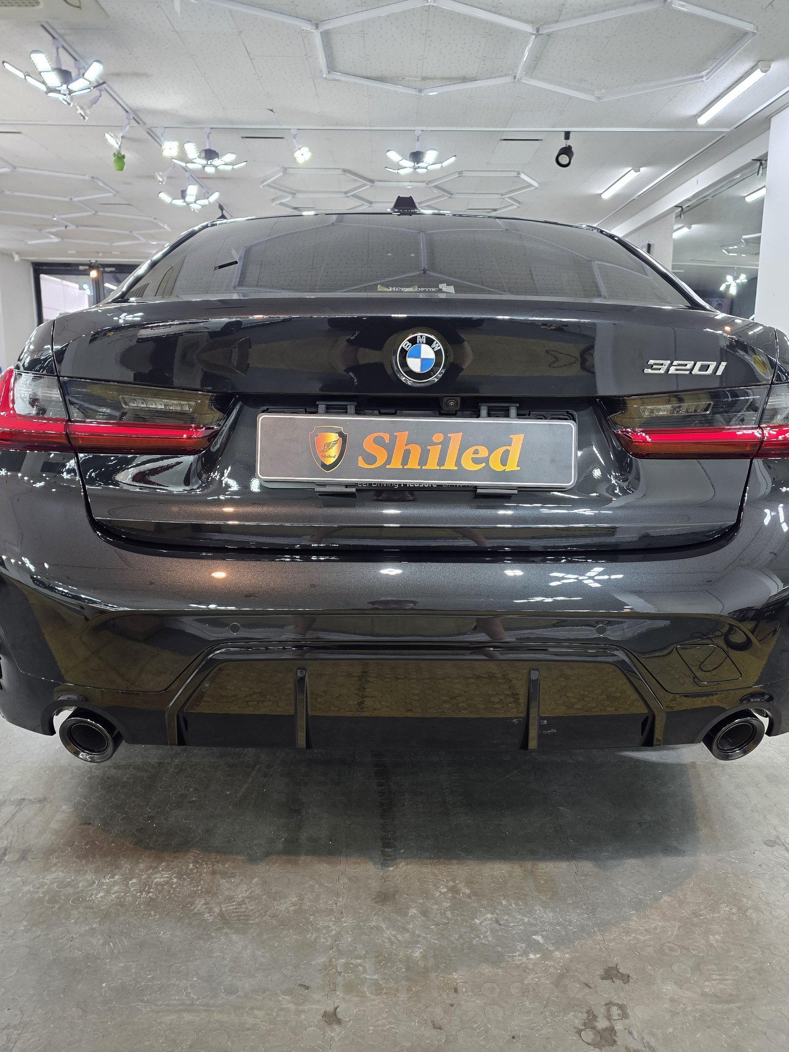 BMW 320i 검정 신차 후면 테일램프 - 부산 쉴드광택 신차코팅