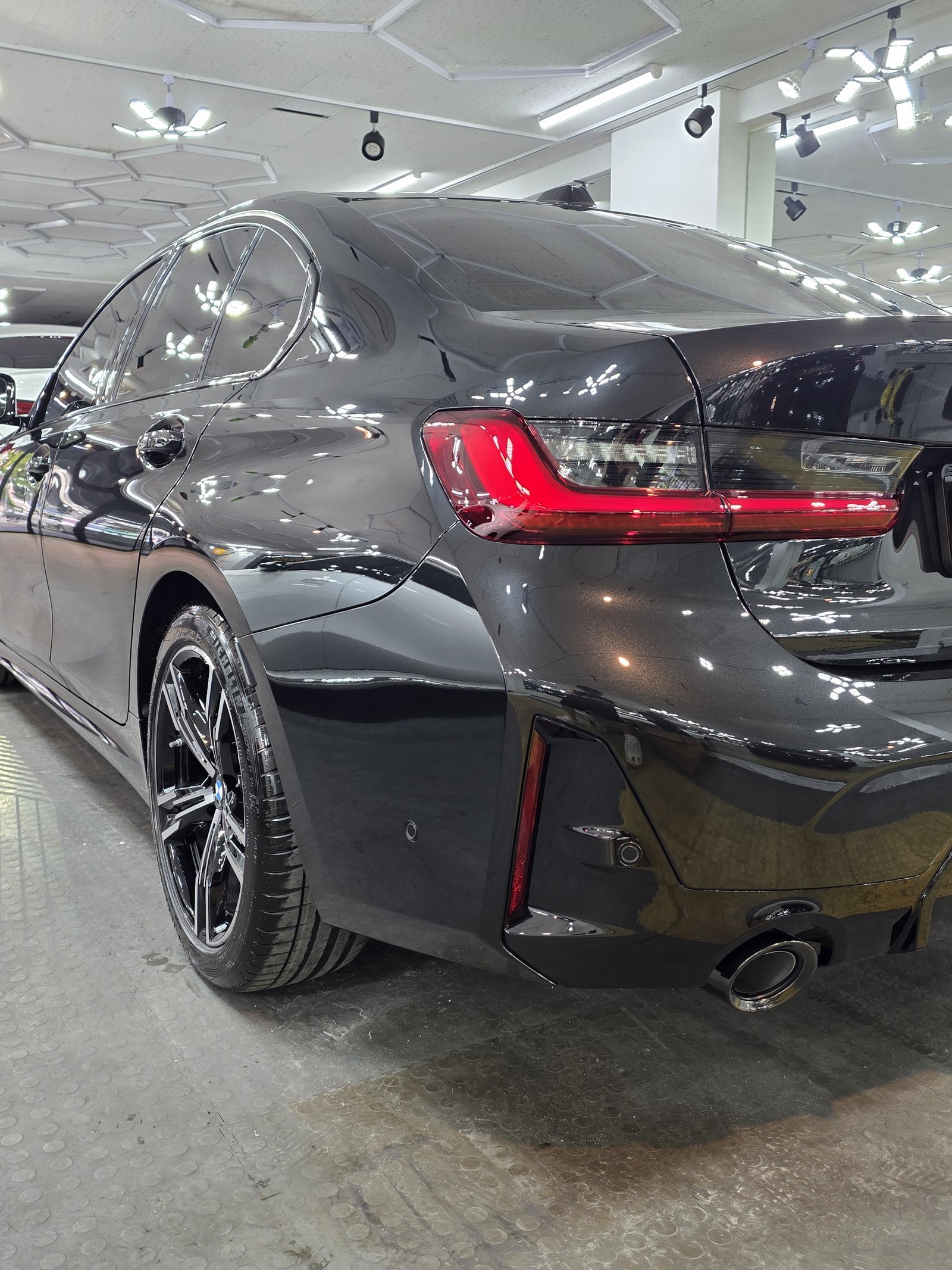 BMW 320i 검정 신차 측면 프로파일 - 부산 유리막코팅