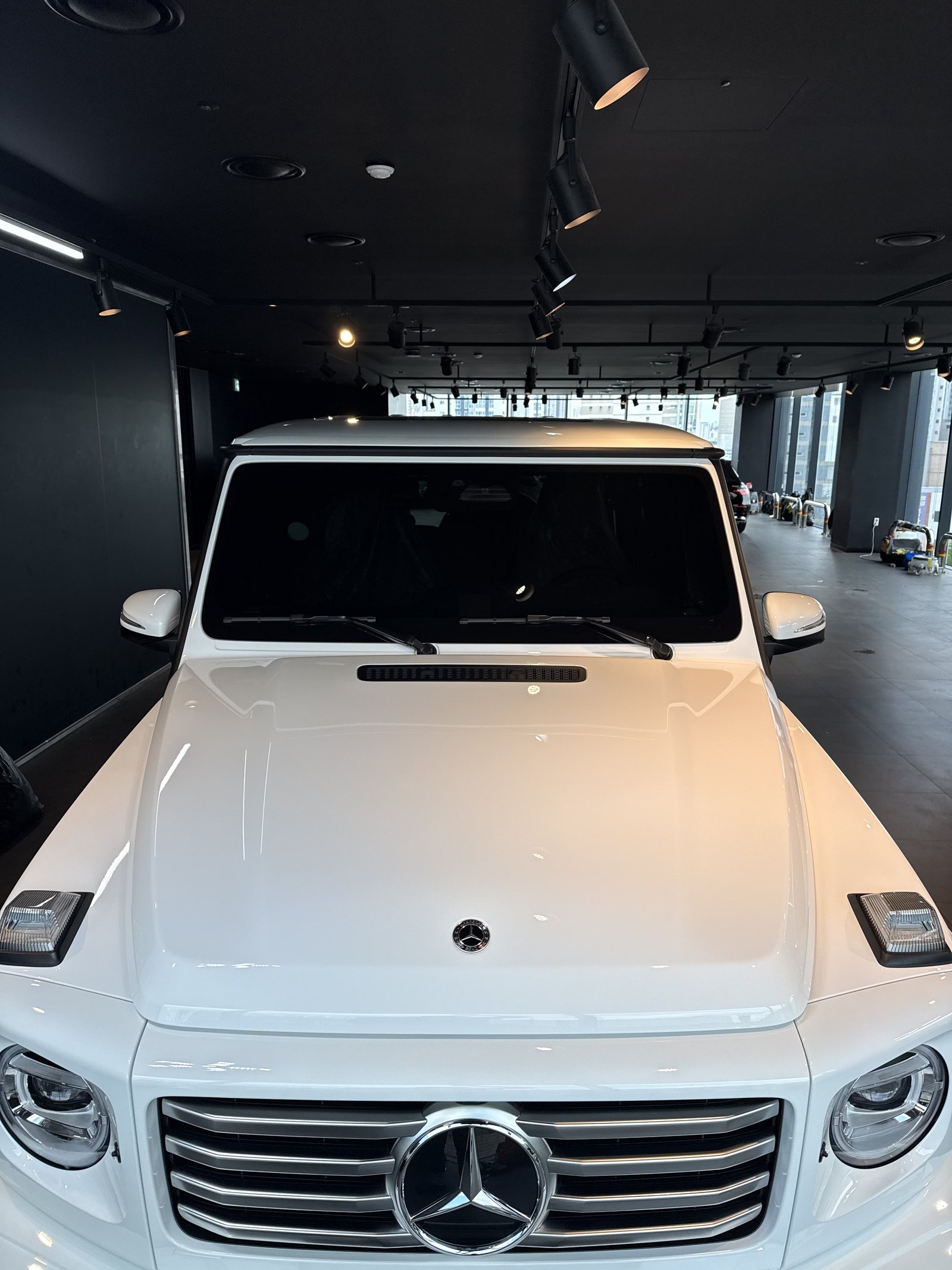 벤츠 G450 백색 신차 프론트 그릴 클로즈업 - 부산 유리막코팅