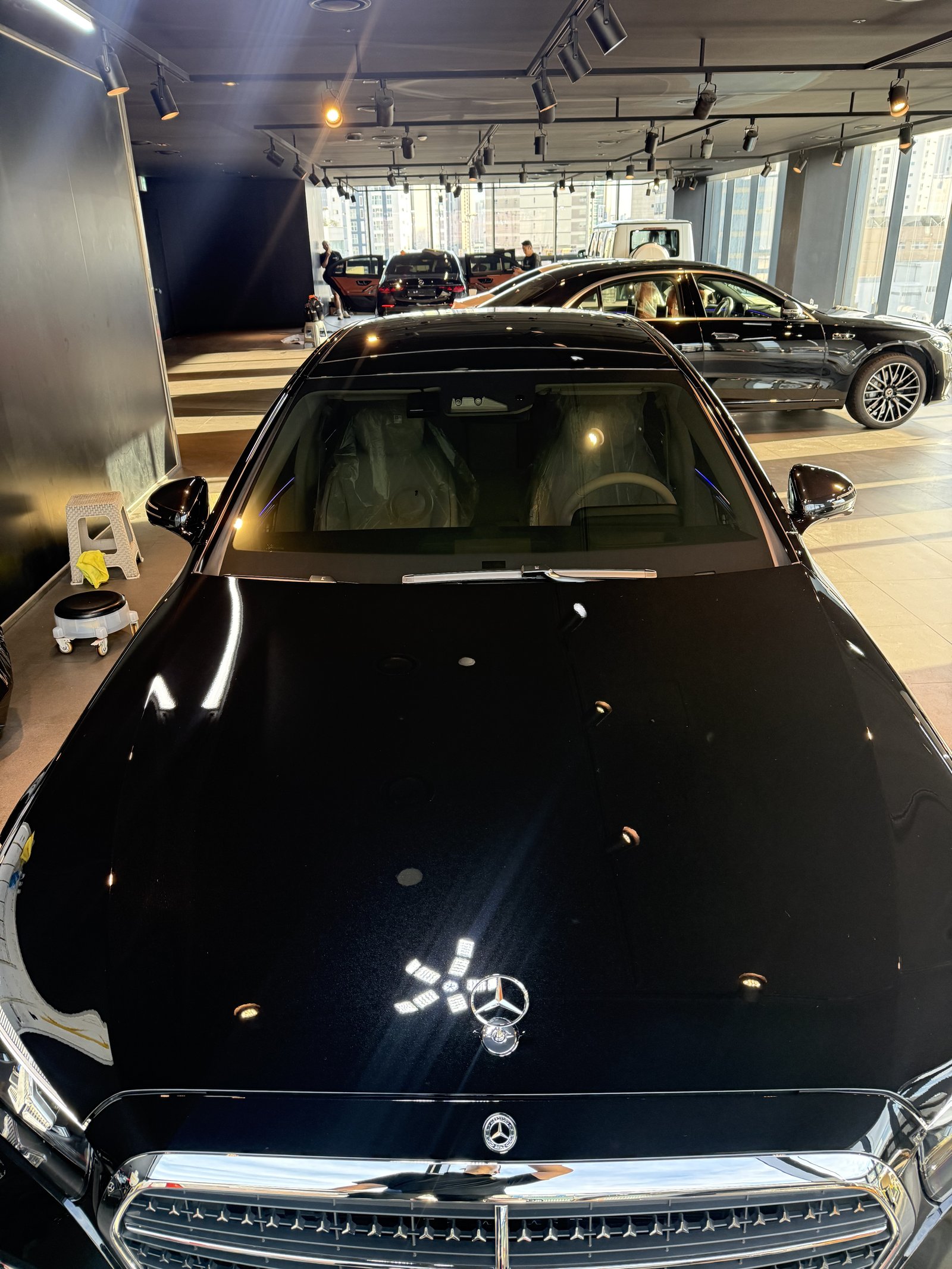 벤츠 S500 검정 신차 헤드램프 클로즈업 - 부산 유리막코팅