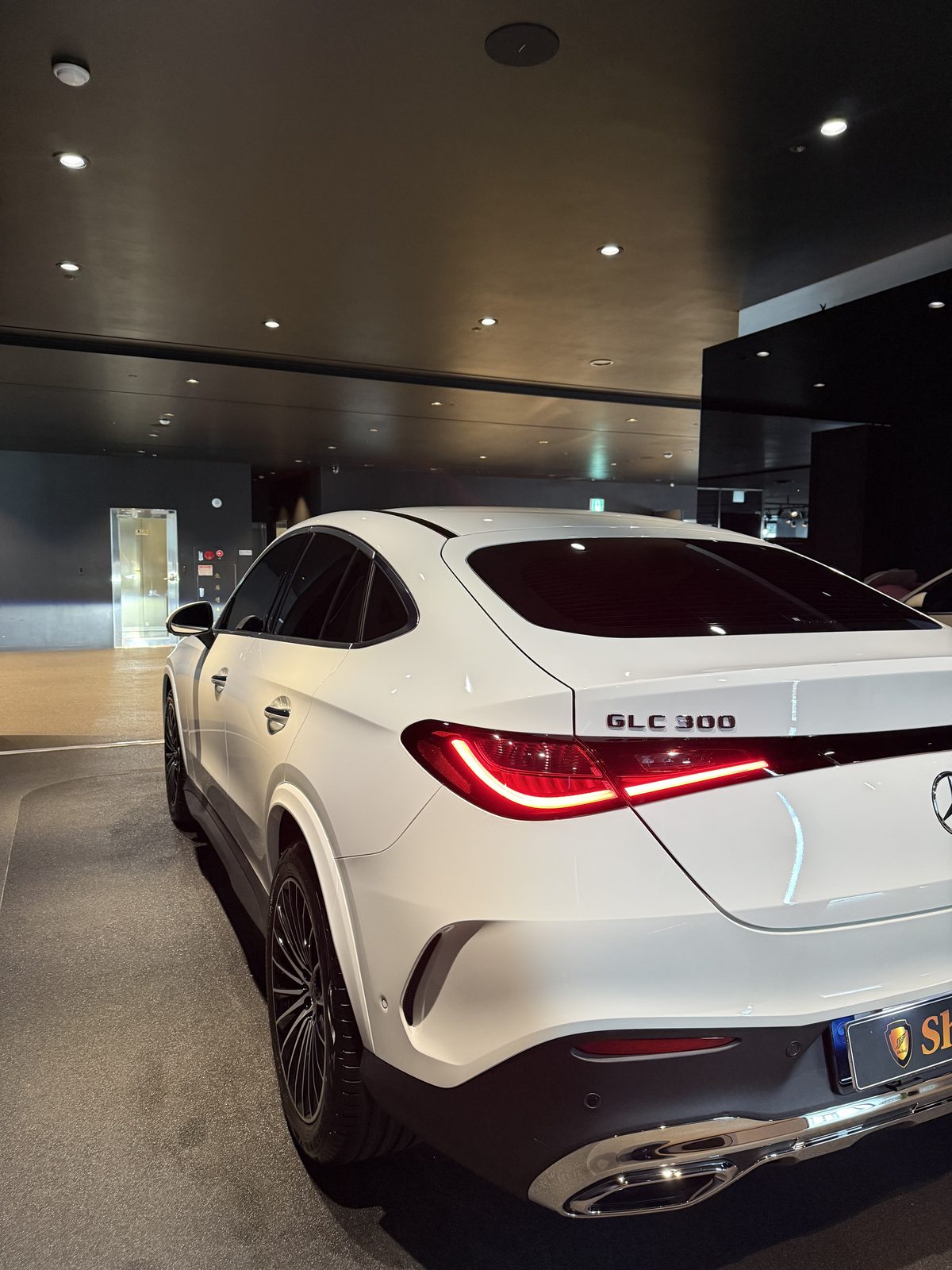 벤츠 GLC300 쿠페 백색 신차 후측면 앵글 - 부산 유리막코팅