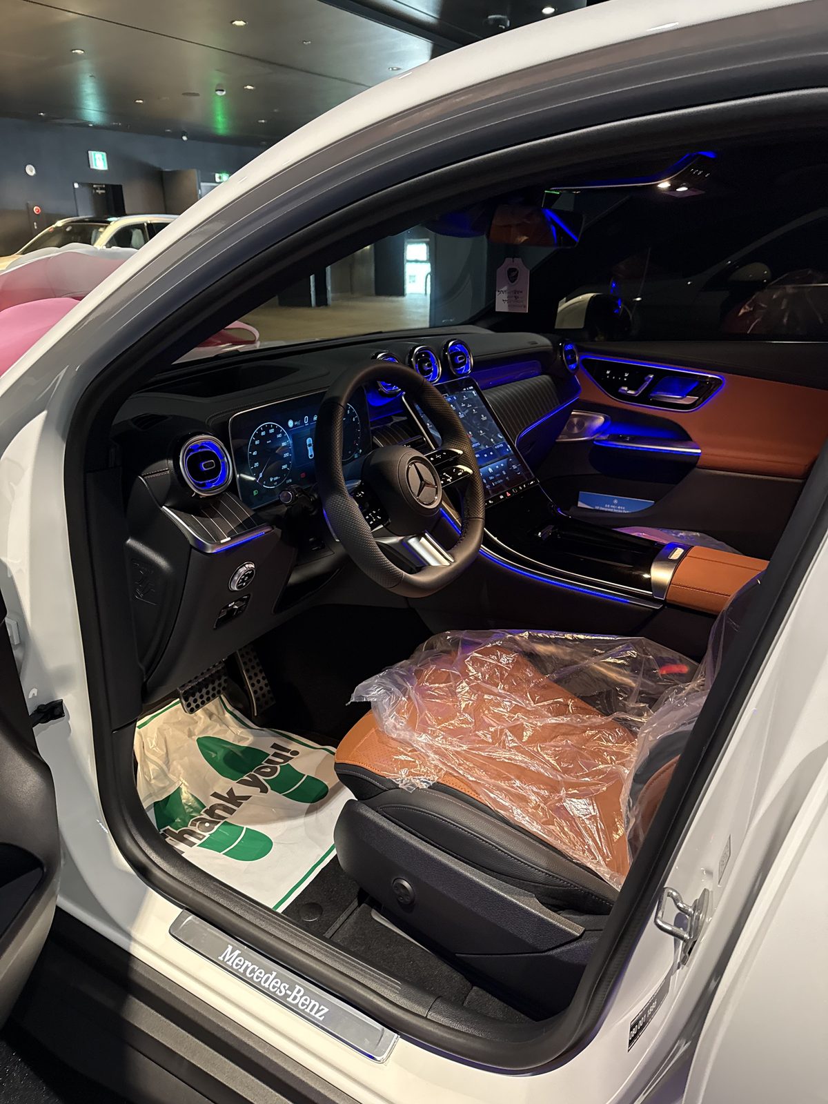벤츠 GLC300 신차 실내 블루 앰비언트 라이트 - 출고 전 컨디션