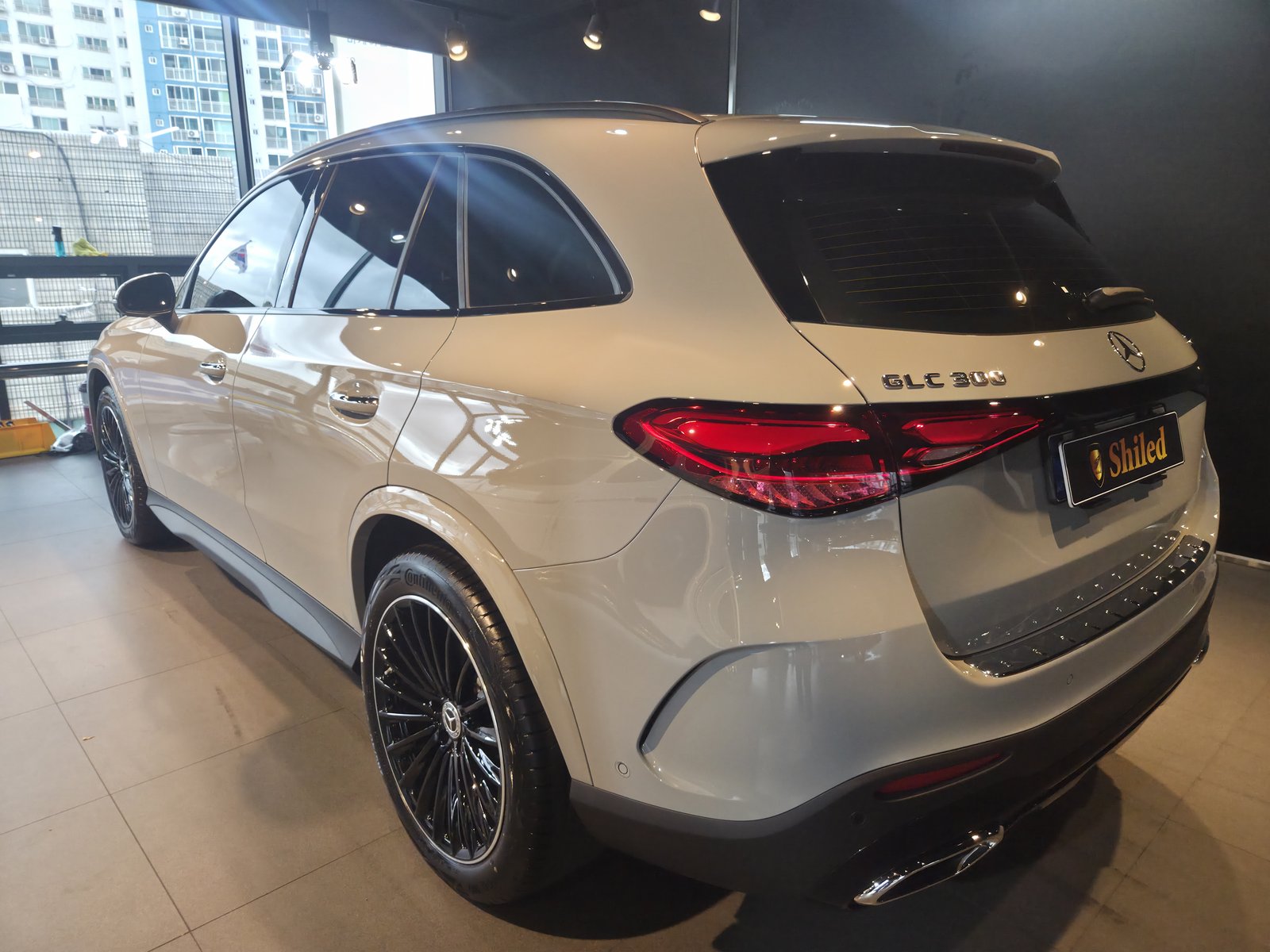 벤츠 GLC300 연그레이 신차 후면 테일램프 - 부산 쉴드광택 신차코팅