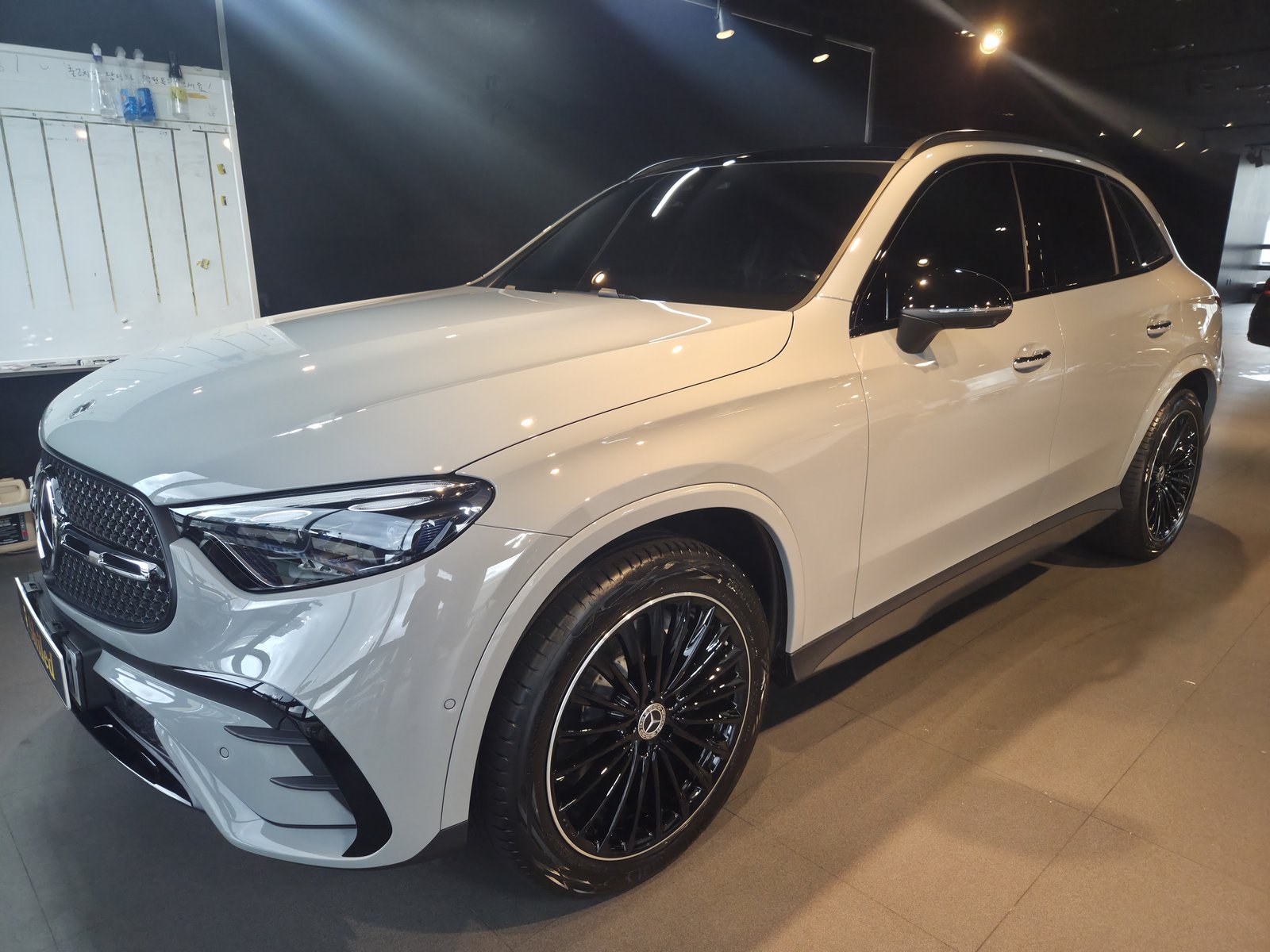 벤츠 GLC300 연그레이 신차 측면 - 부산 유리막코팅