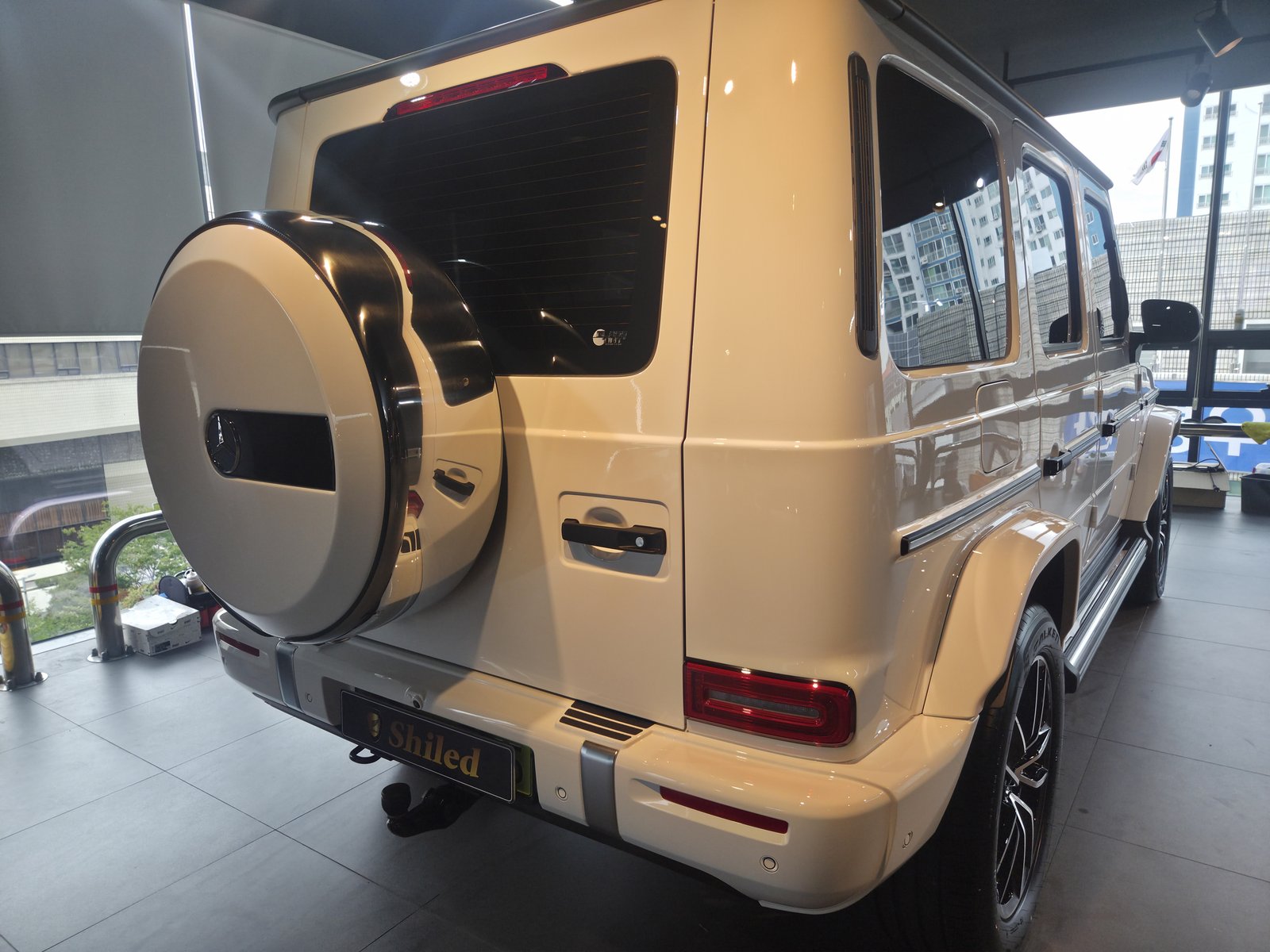 벤츠 G450 백색 신차 후측면 스페어타이어 커버 - 부산 쉴드광택 신차코팅
