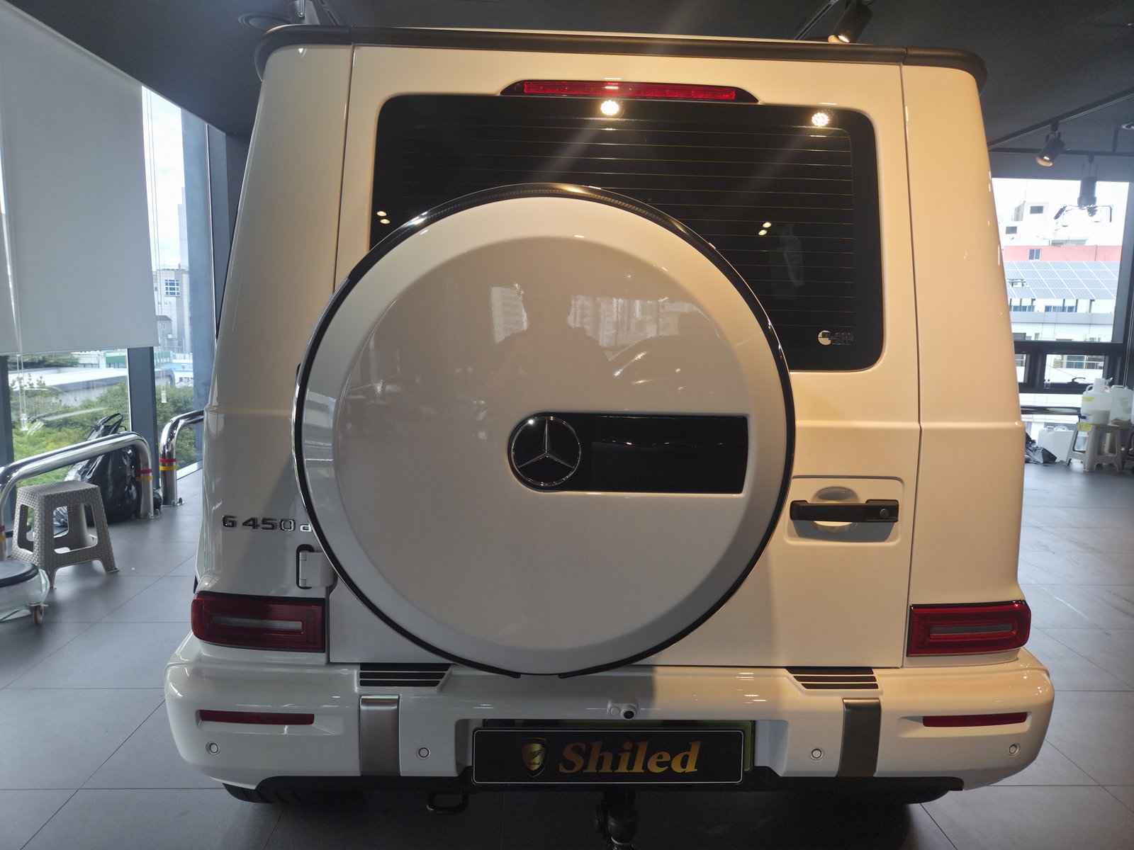 벤츠 G450 백색 신차 후면 스페어타이어 클로즈업 - 부산 유리막코팅