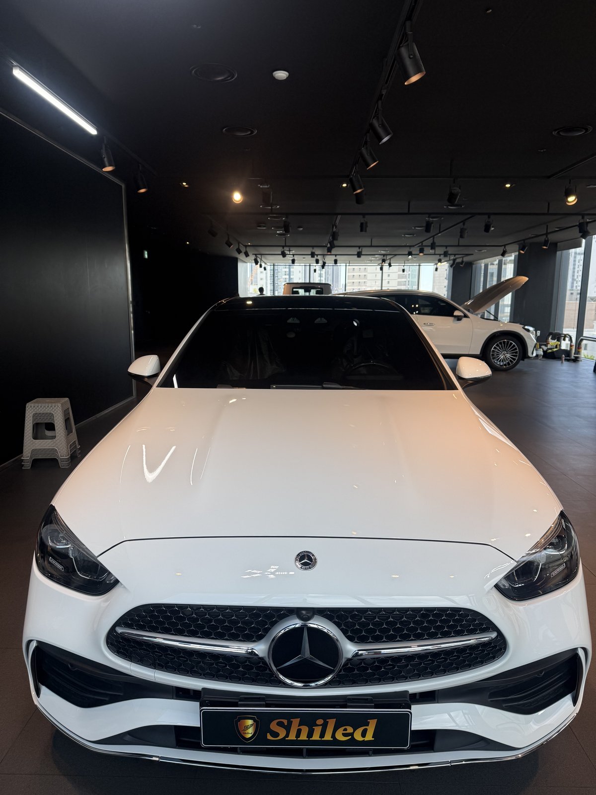 벤츠 C200 AMG 백색 신차 F5 유리막코팅 - 부산 쉴드광택 전면