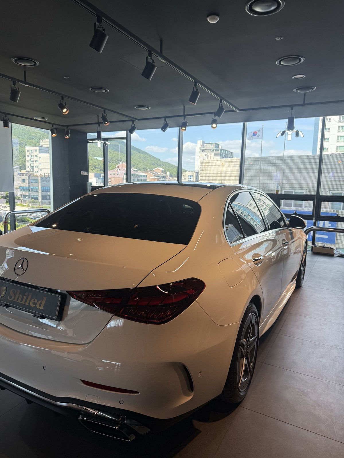 벤츠 C200 AMG 백색 신차 후면 C200 배지 - 부산 유리막코팅