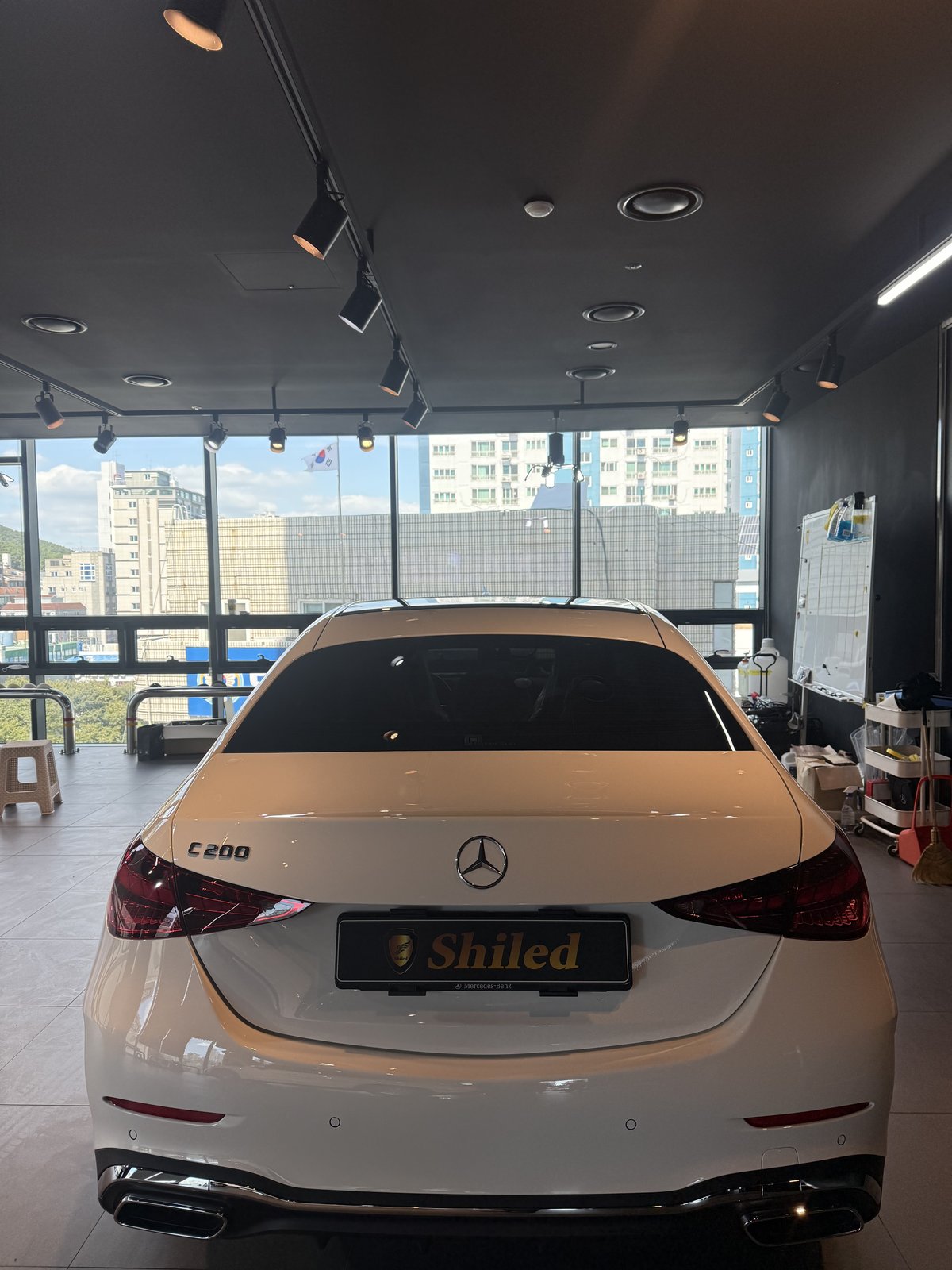 벤츠 C200 AMG 백색 신차 후측면 - 부산 쉴드광택 신차코팅