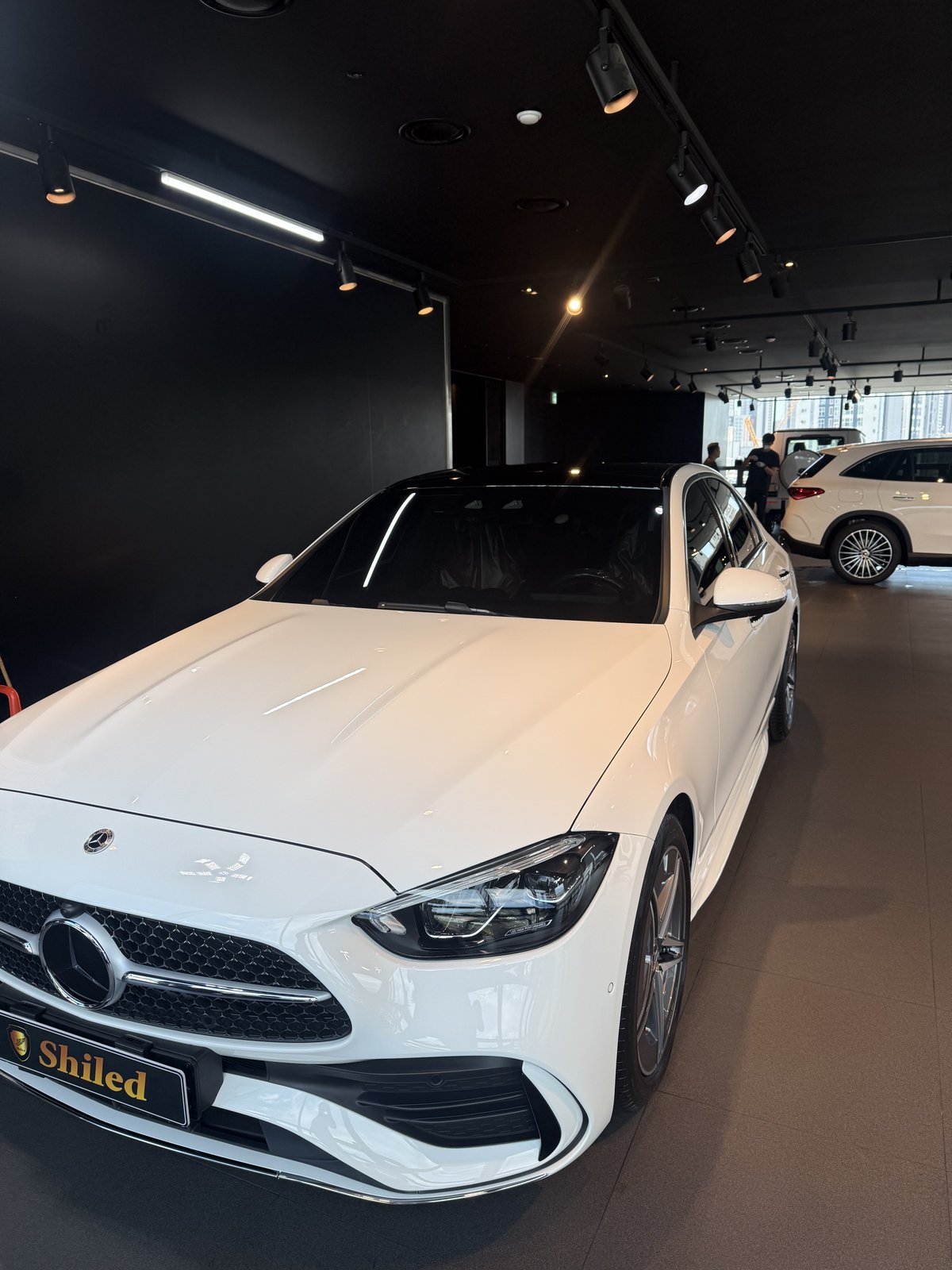 벤츠 C200 AMG 백색 신차 후드 클로즈업 - 부산 유리막코팅