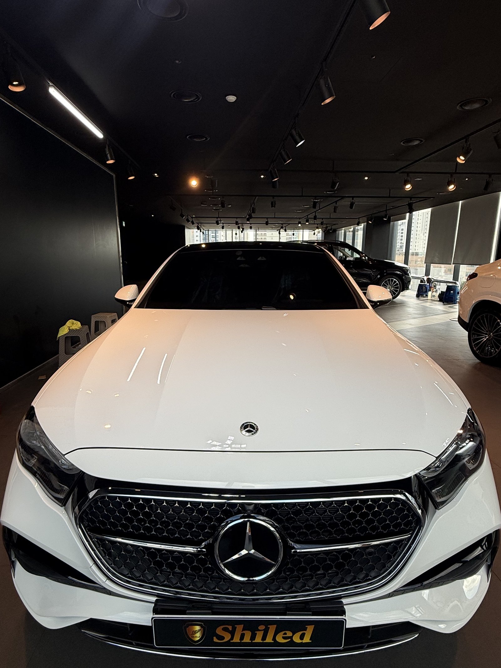 벤츠 E300 AMG 백색 신차 F5 유리막코팅 - 부산 쉴드광택 전면
