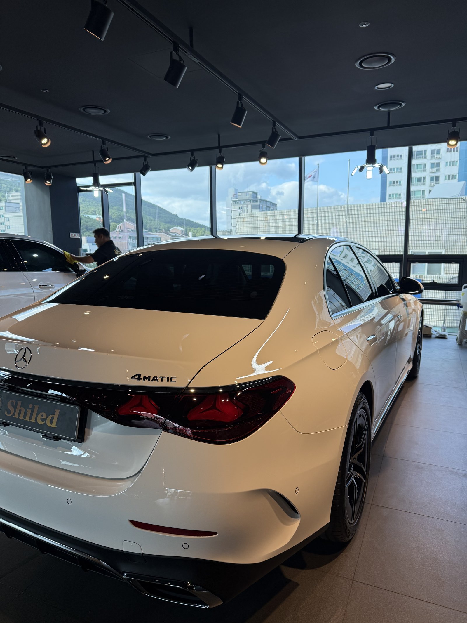 벤츠 E300 AMG 백색 신차 후면 - 부산 쉴드광택 신차코팅