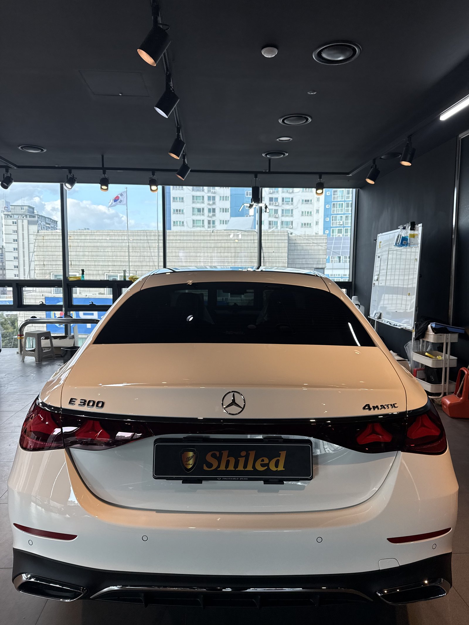 벤츠 E300 AMG 백색 신차 후면 E300 배지 - 부산 유리막코팅