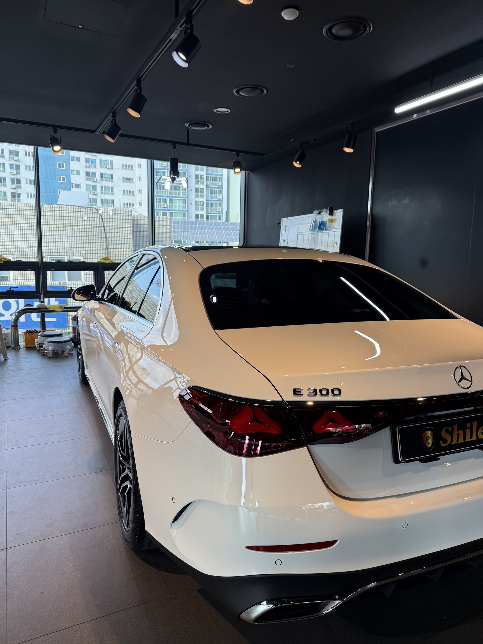 벤츠 E300 AMG 백색 신차 후측면 - 부산 쉴드광택 신차코팅