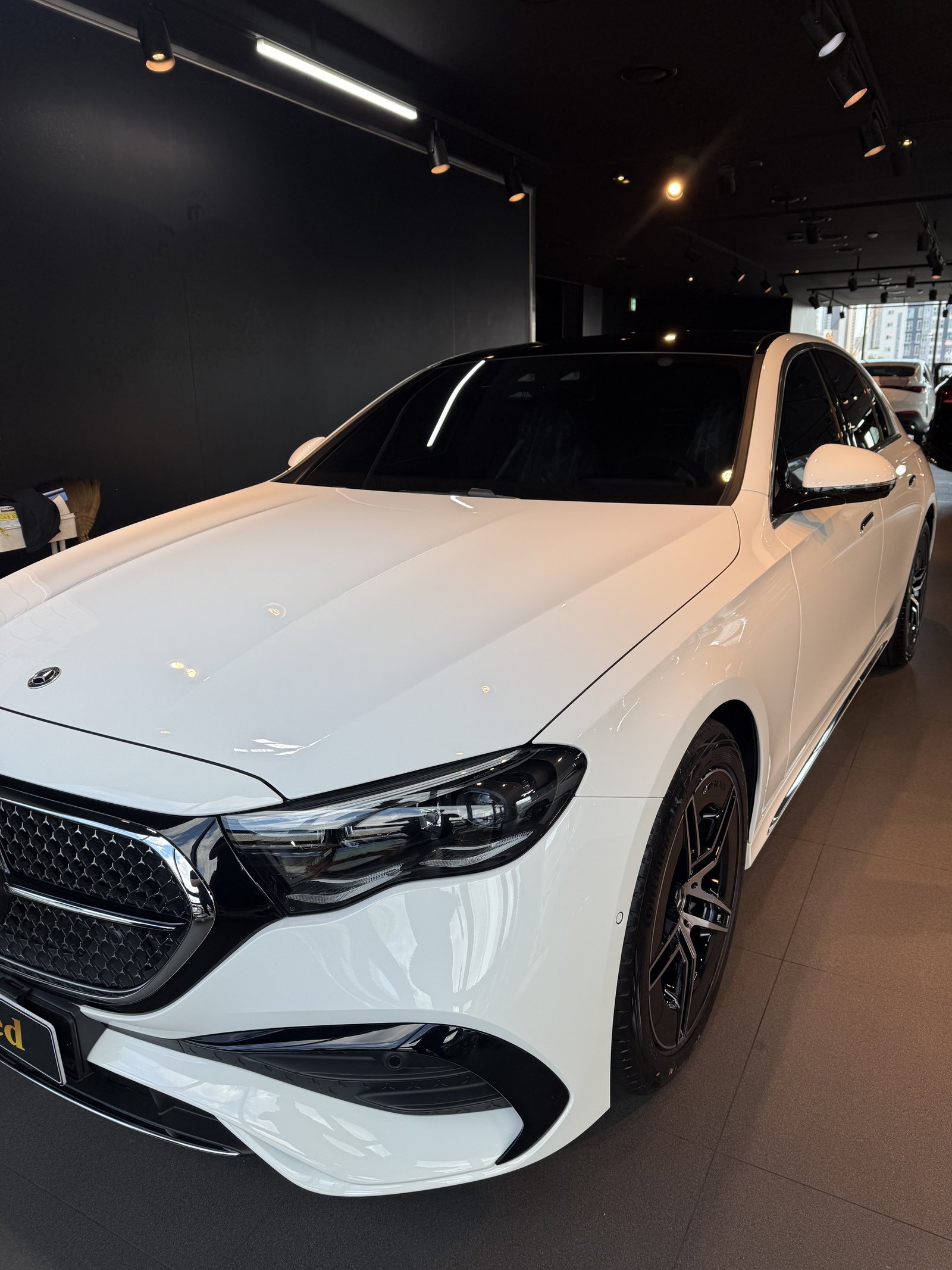 벤츠 E300 AMG 백색 신차 정면 로우앵글 - 부산 유리막코팅