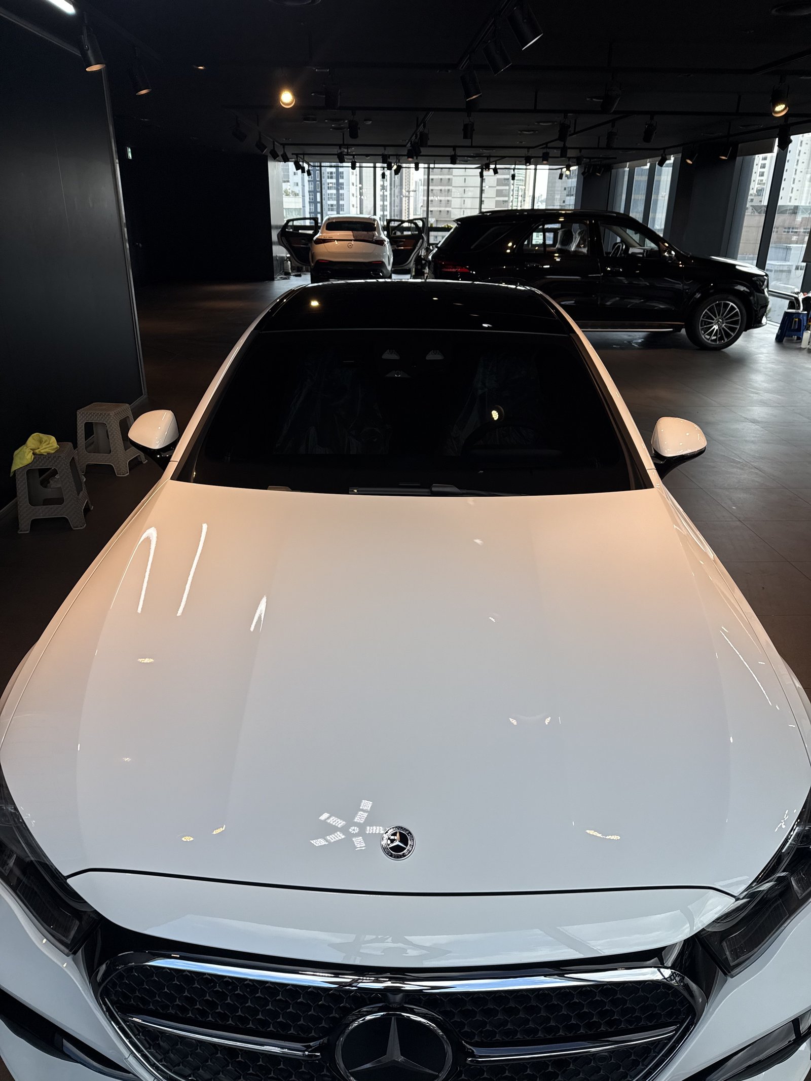 벤츠 E300 AMG 백색 신차 후드 클로즈업 반사광 - 부산 쉴드광택