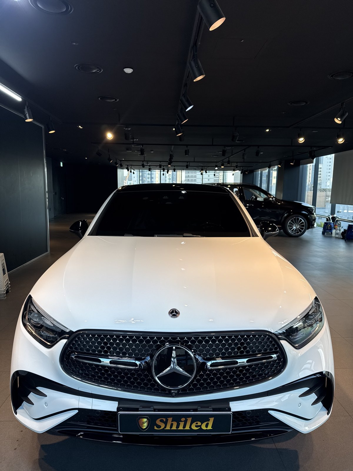 벤츠 GLC300 쿠페 AMG 백색 신차 F5 유리막코팅 - 부산 쉴드광택 전면