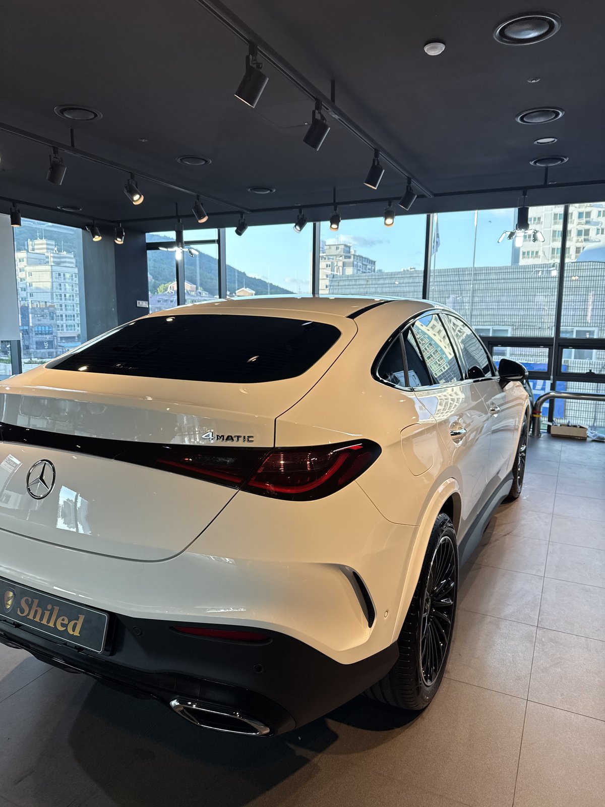 벤츠 GLC300 쿠페 AMG 백색 신차 후측면 쿠페 루프라인 - 부산 유리막코팅