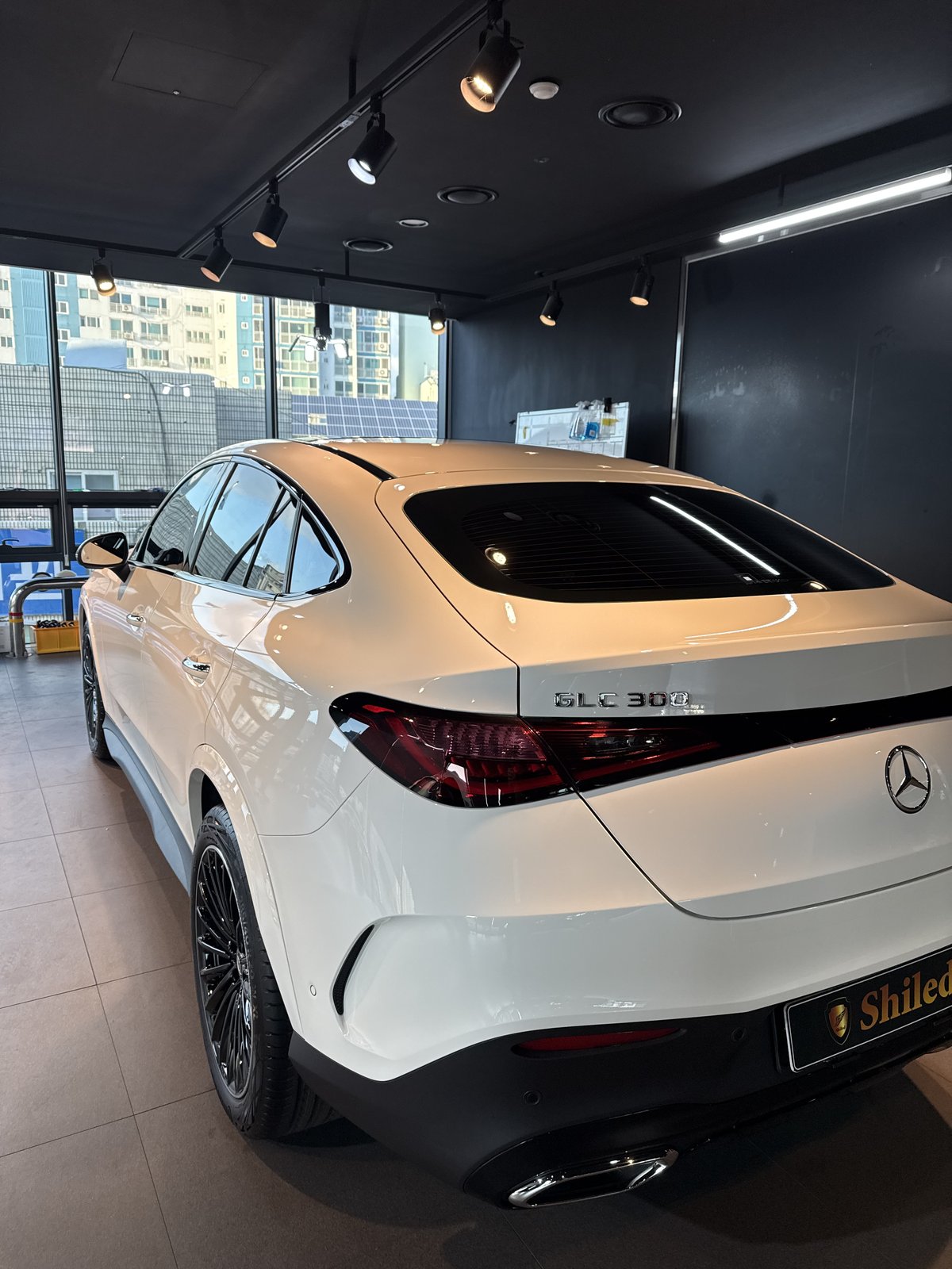 벤츠 GLC300 쿠페 AMG 백색 신차 후드 클로즈업 - 부산 쉴드광택 신차코팅