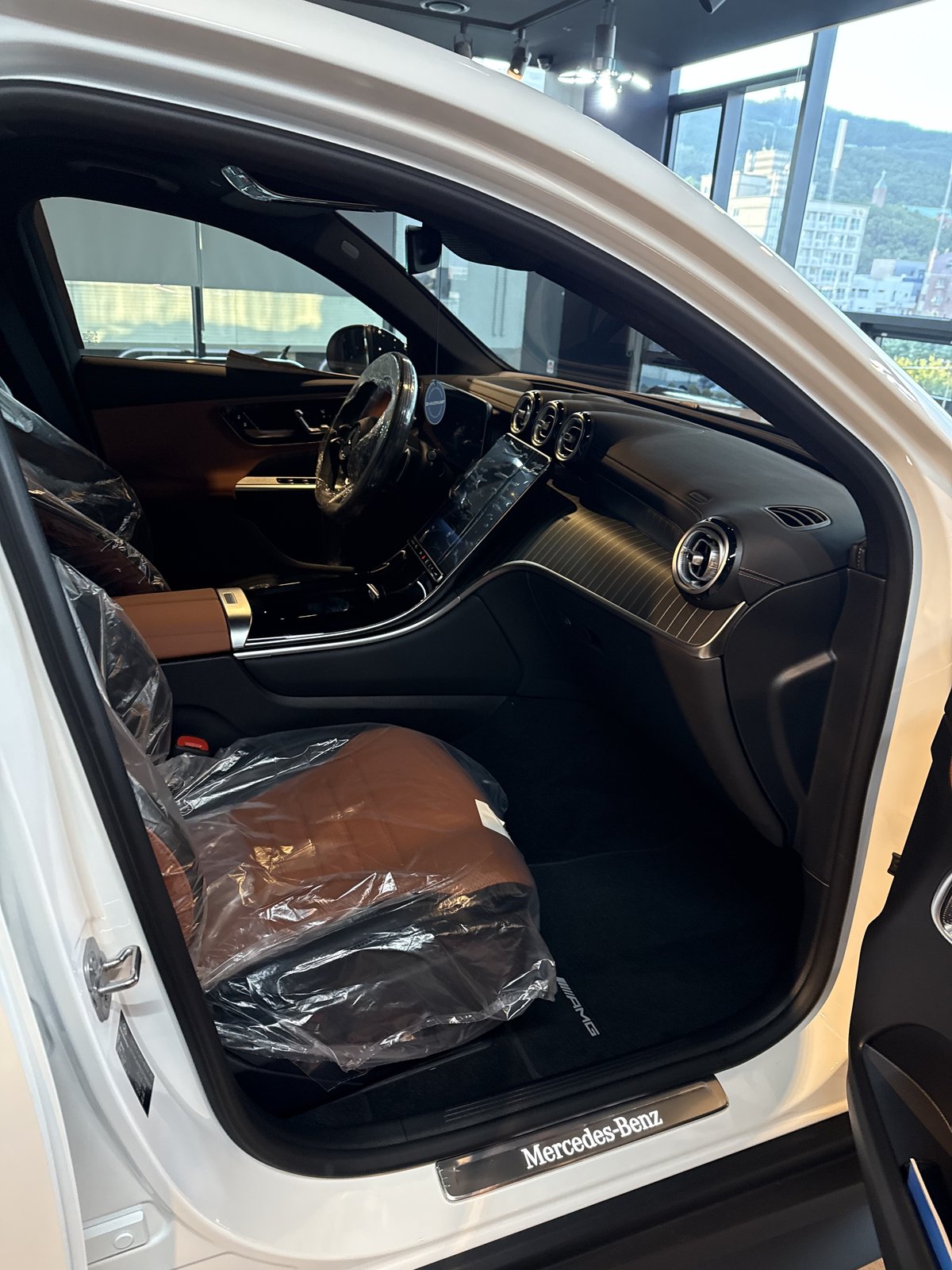 벤츠 GLC300 쿠페 AMG 코냑 브라운 가죽시트 실내 - 출고 전 컨디션