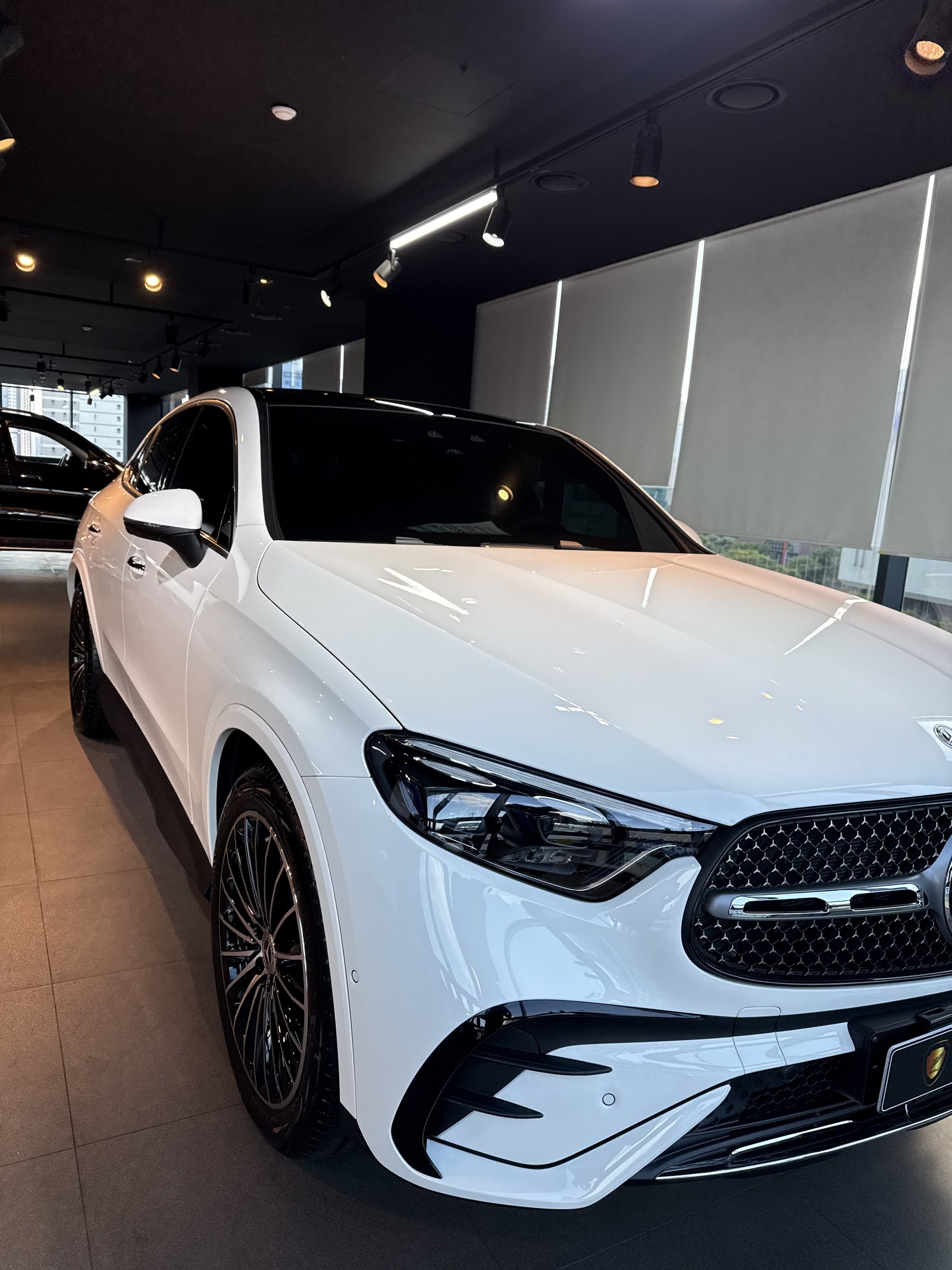 벤츠 GLC300 쿠페 AMG 백색 신차 전측면 다이아몬드 그릴 - 부산 유리막코팅