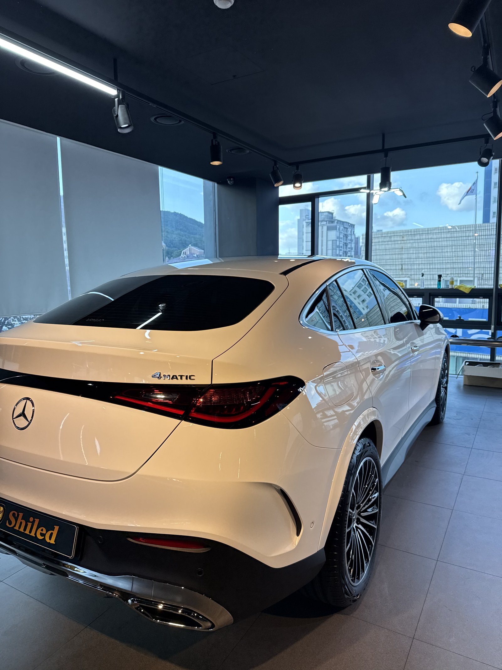 벤츠 GLC300 쿠페 AMG 백색 신차 후측면 루프라인 - 부산 쉴드광택 신차코팅