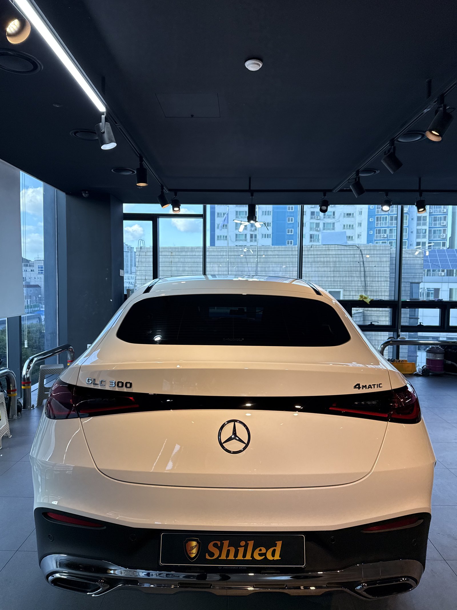 벤츠 GLC300 쿠페 AMG 백색 신차 후면 - 부산 유리막코팅