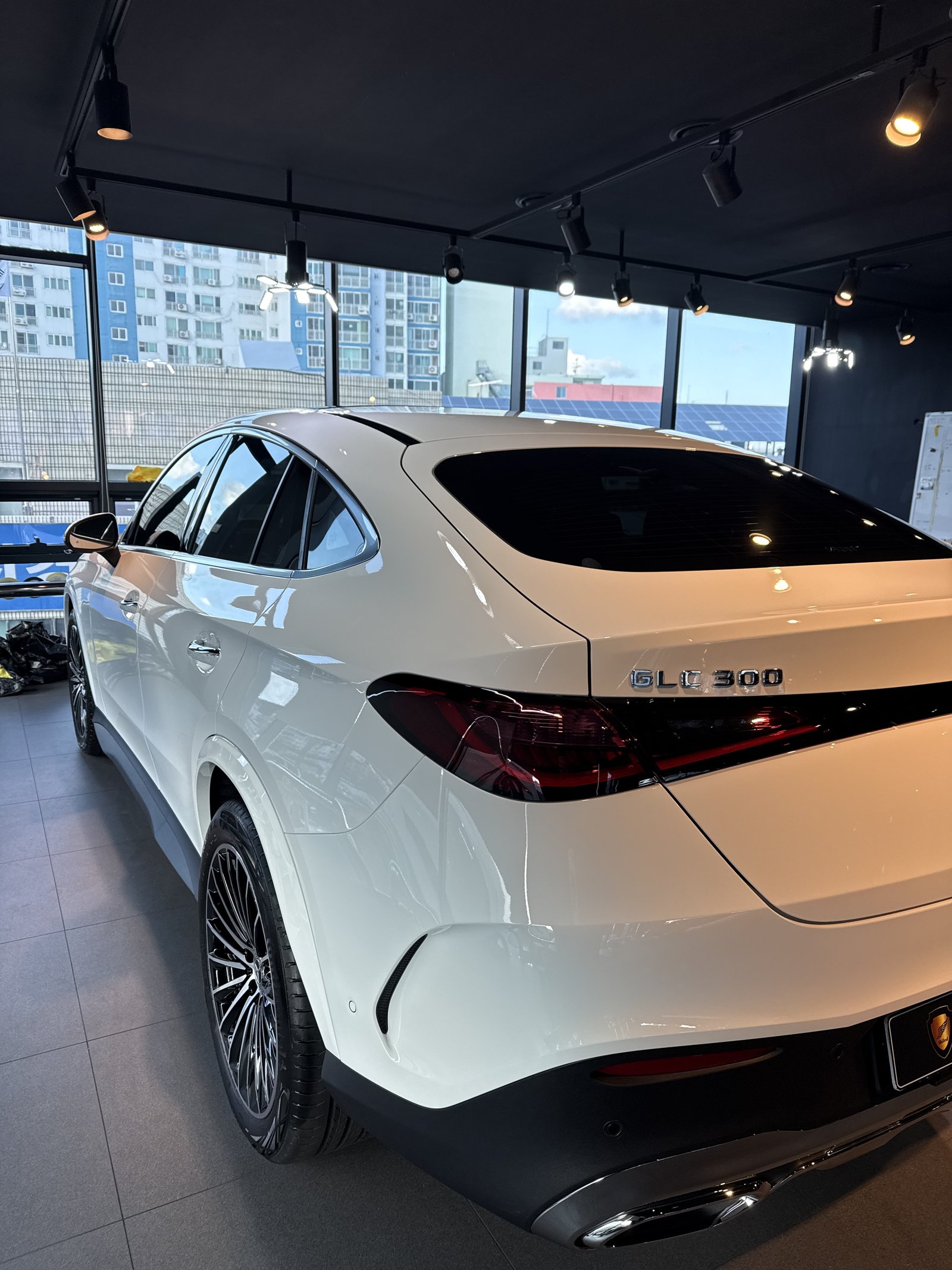 벤츠 GLC300 쿠페 AMG 백색 신차 후측면 - 부산 쉴드광택 신차코팅