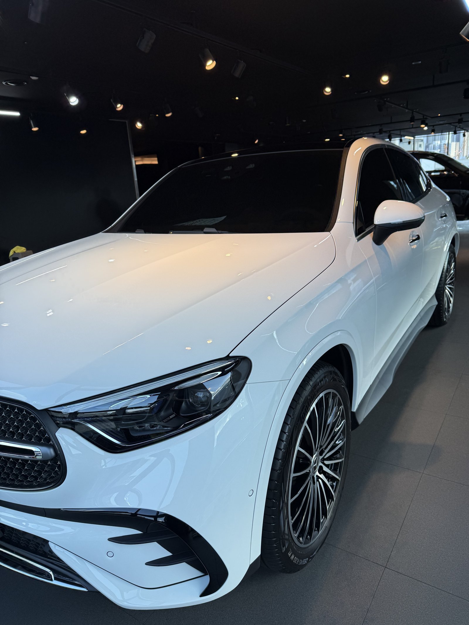 벤츠 GLC300 쿠페 AMG 백색 신차 정면 로우앵글 - 부산 유리막코팅
