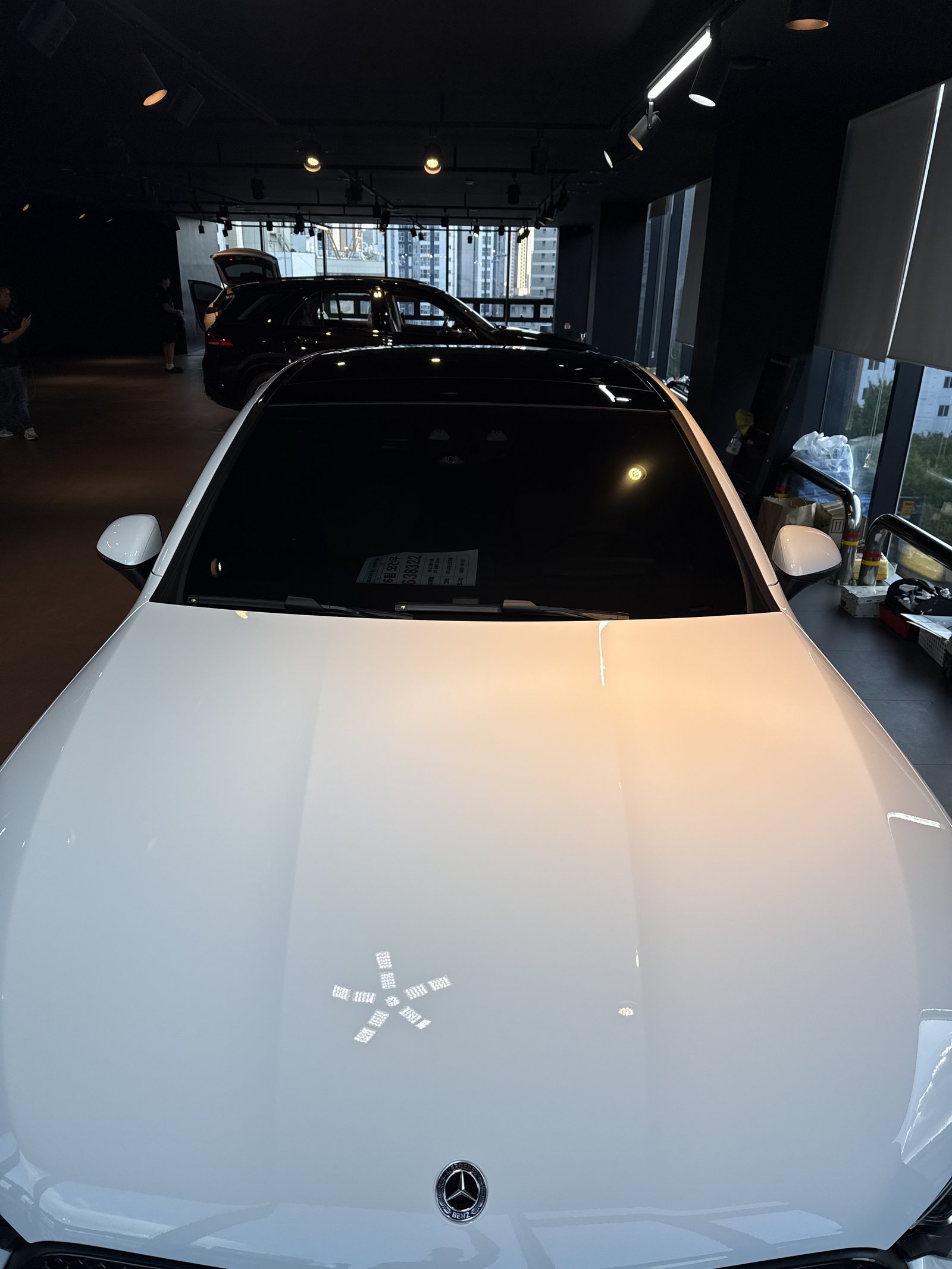 벤츠 GLC300 쿠페 AMG 백색 신차 후드 클로즈업 반사광 - 부산 쉴드광택